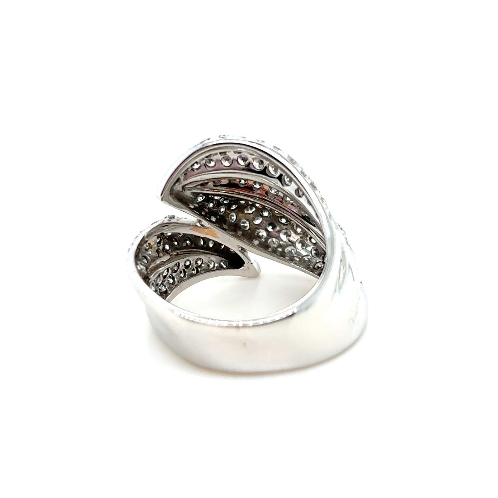 David David Bague Pavé Diamant Cross Over Or blanc 18 carats Bon état - En vente à London, GB