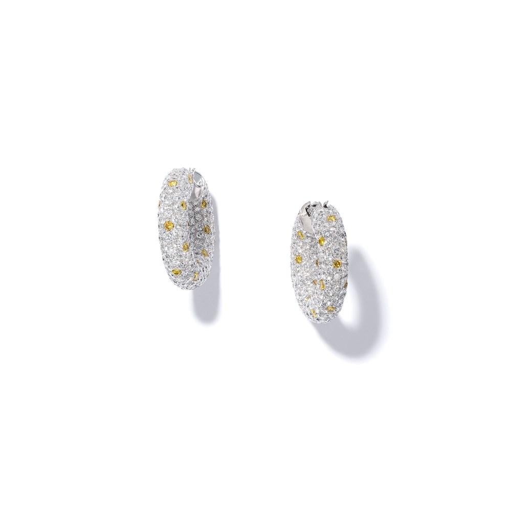 Weiße Diamantohrringe sind das Fundament jeder Schmuckkollektion, und dieses Design von David Morris wertet ein alltägliches Accessoire durch ein modernes Design und die Hinzufügung eines sonnengelben Saphirs auf.

Diese auffälligen Diamantreifen