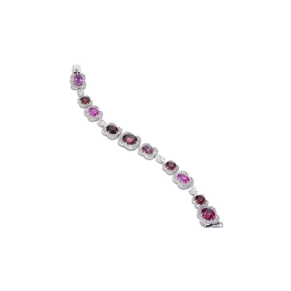 Les bijoux colorés continuent d'être un choix captivant, et ce bracelet unique de David Morris, composé de pierres précieuses spinelles roses et violettes, est une façon frappante de porter cette tendance.


Les spinelles sont un bijou moins connu,