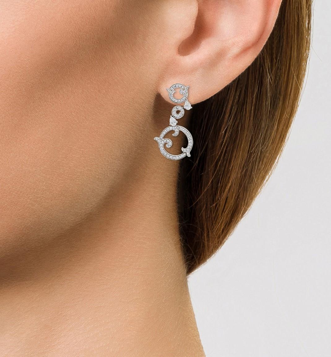 Taille ronde David Morris, boucles d'oreilles pendantes en forme de tourbillon en diamants blancs 7,07 carats en vente