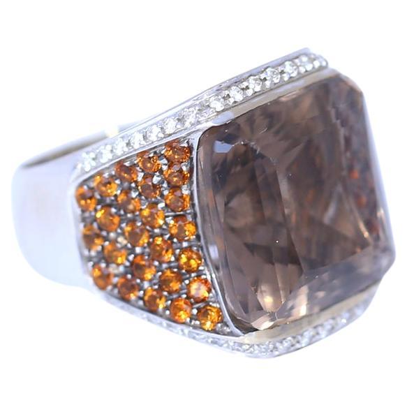 La piedra central de topacio con piedras de citrino madeira a los lados lo convierten en un maravilloso anillo de moda de David Morris.  
El nombre completo de este fino Citrino es Santa Ana Madeira.
Esta gema recibe su nombre del vino fortificado