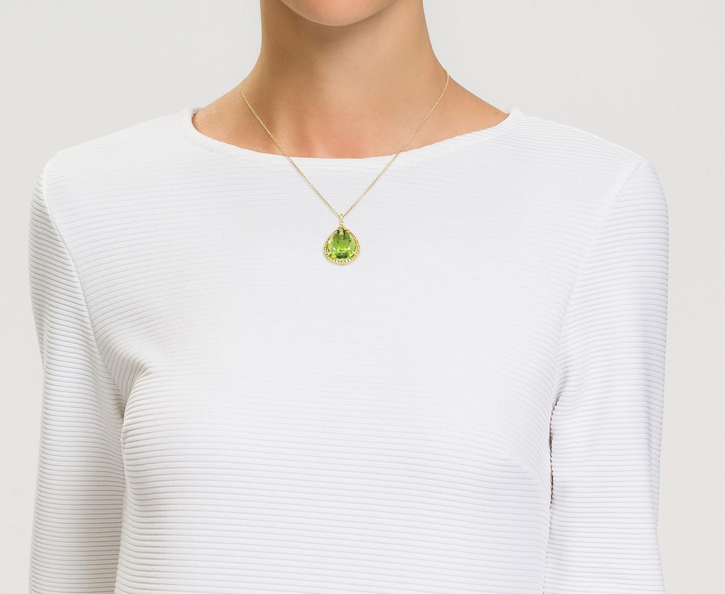 Avec sa couleur merveilleuse, son design contemporain et son savoir-faire, ce collier pendentif en péridot de David Morris réunit toutes les caractéristiques de la Maison. L'étonnante goutte de péridot vert olive est suspendue dans une monture en or