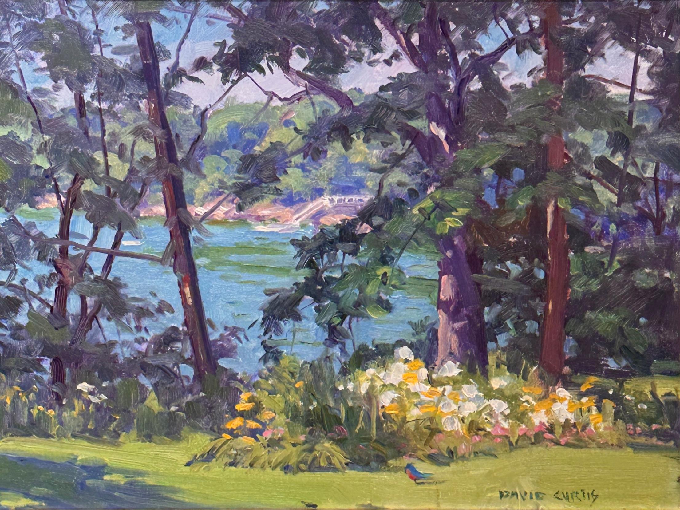 Cette peinture accueillante encadre une vue pittoresque d'un cours d'eau scintillant à travers la fenêtre naturelle de grands arbres gracieux. La lumière du soleil sur les feuilles et les fleurs colorées au premier plan créent un mélange harmonieux
