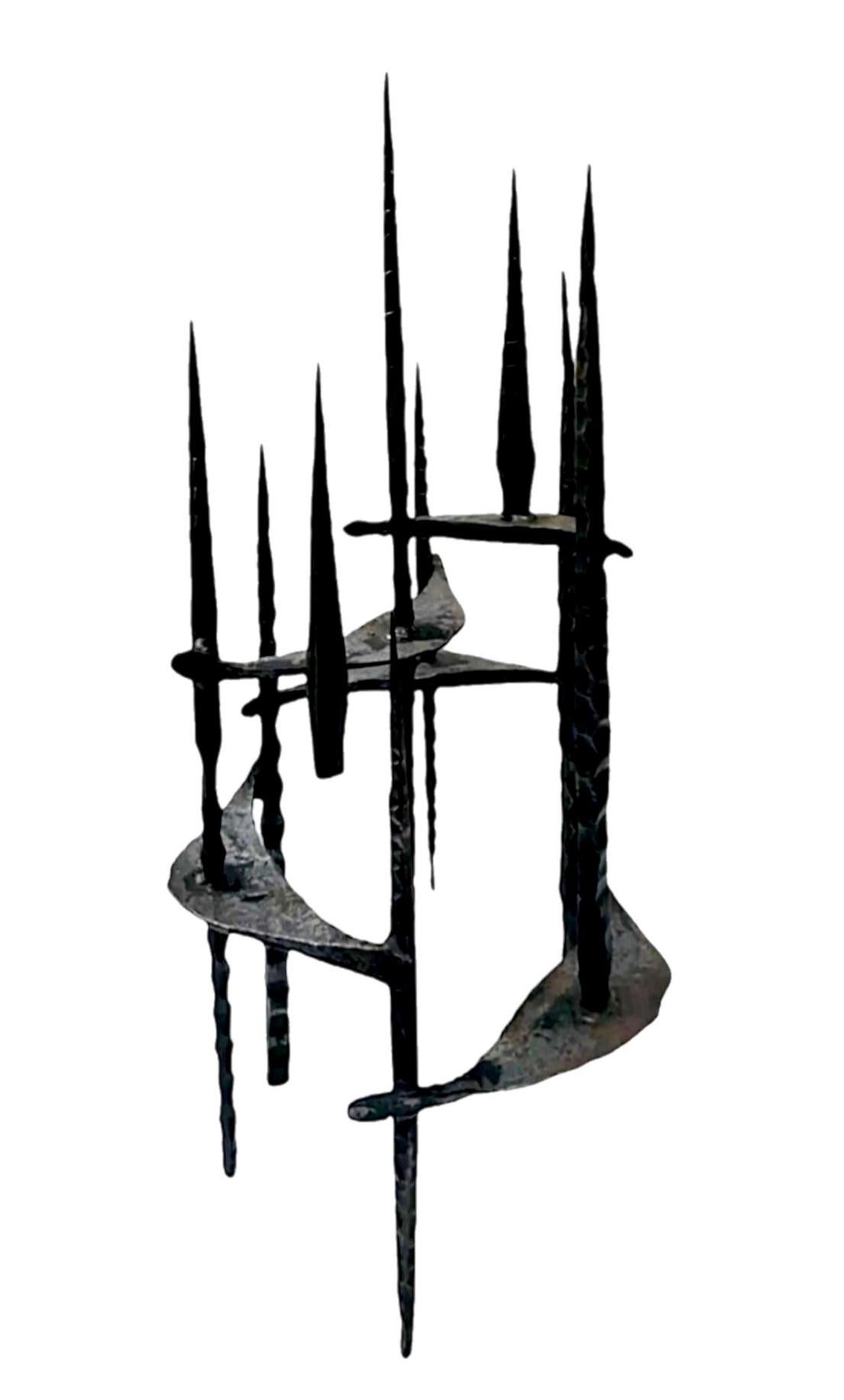 La rarissima e iconica Menorah di Hanukkah scultorea brutalista di David Palombo, in ferro forgiato a mano, a forma libera e cilindrica a cuspide. 

Questa è una delle due menorah di David Palumbo attualmente in offerta. 

Sono un collezionista di