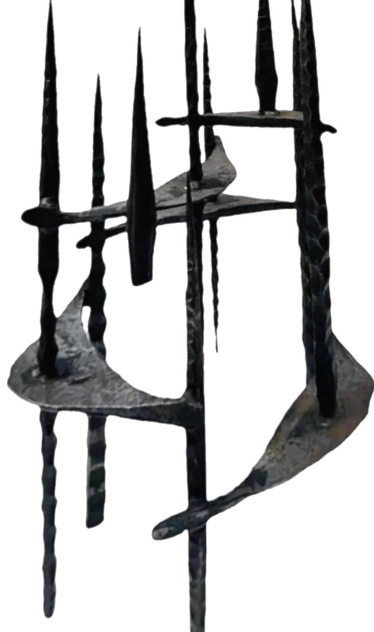 Brutalismo David Palumbo Enorme icona del Mid Century Modern Brutalist Menorah in ferro forgiato a mano in vendita