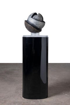 David Partridge Scultura di unghie brutalista omnidirezionale su piedistallo illuminato