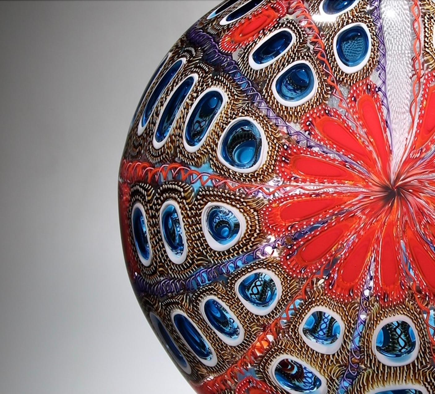
David Patchen crea obras de vidrio vivas y luminosas utilizando las técnicas consagradas del soplado de vidrio de caña y murrina, descubiertas originalmente en los estudios de soplado de vidrio de Venecia. Patchen estudió en el estudio Public Glass
