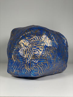 "Sculpture abstraite contemporaine "Gold in Cobalt Blue