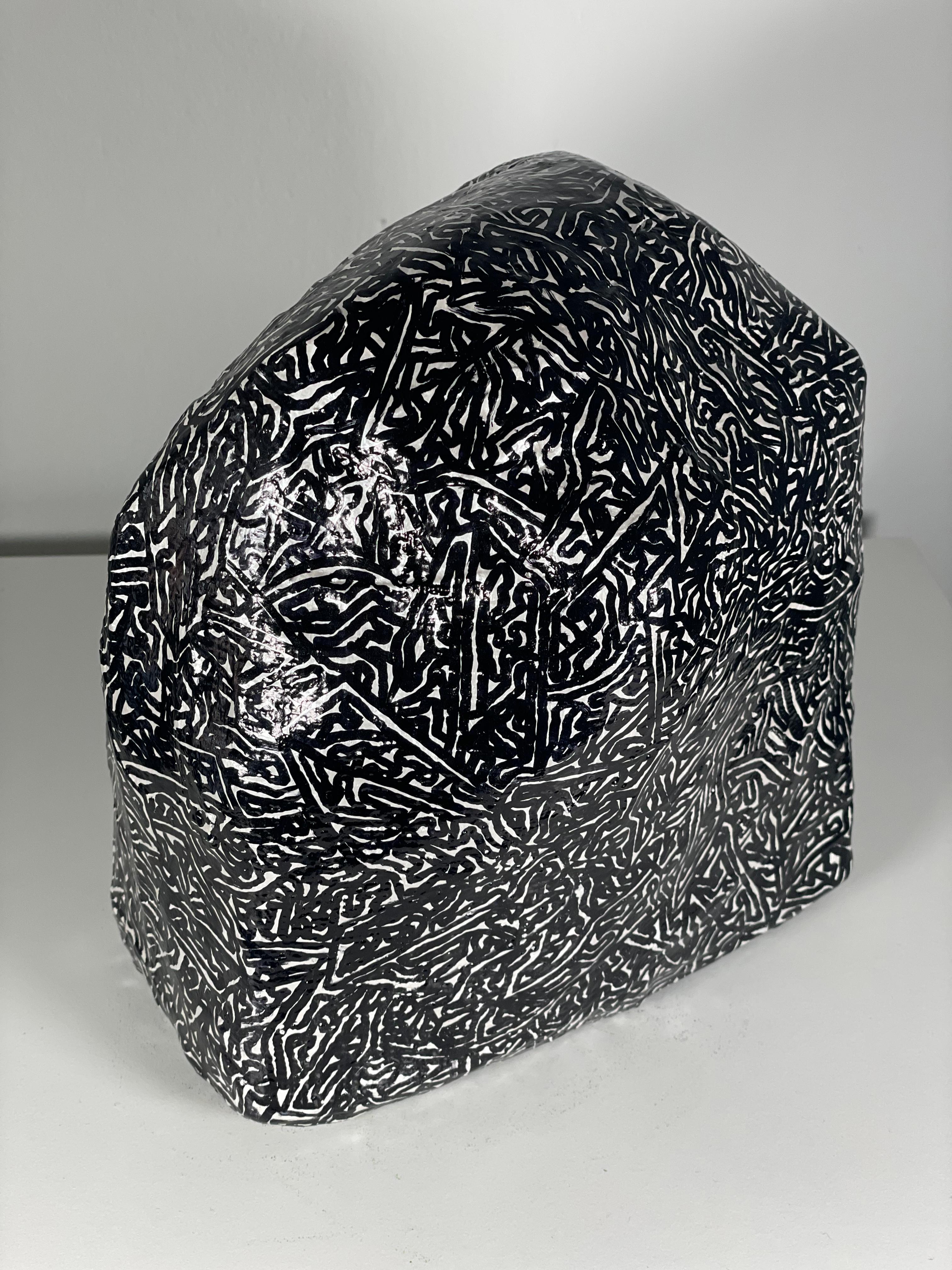 Zeitgenössische abstrakte Skulptur von David Paul Kaye. Gemischte Medien mit recyceltem Material, das zu Felsformationen verarbeitet wurde. 

