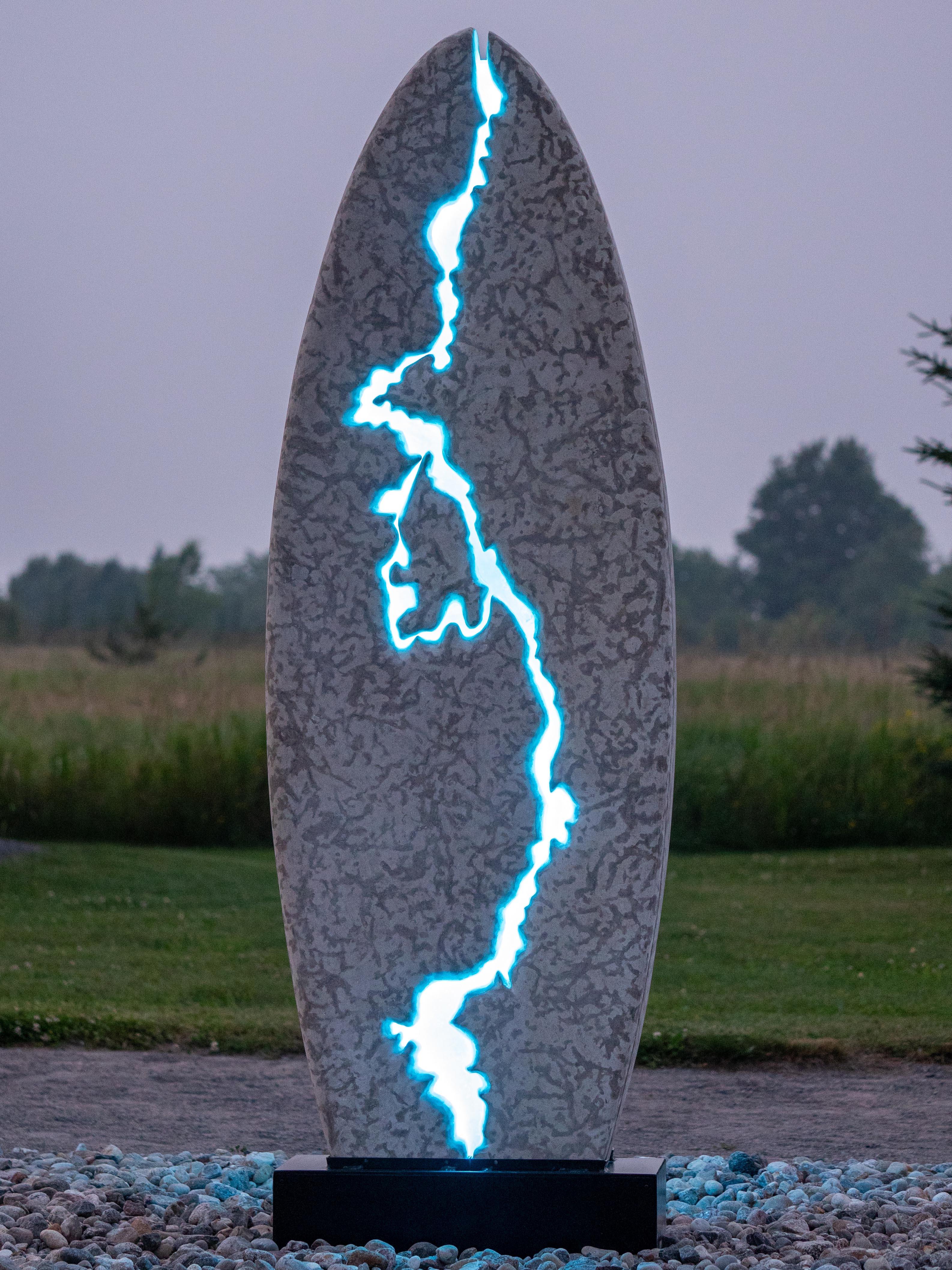 Monolith Bloodvein - grande sculpture d'extérieur lumineuse en calcaire et en verre