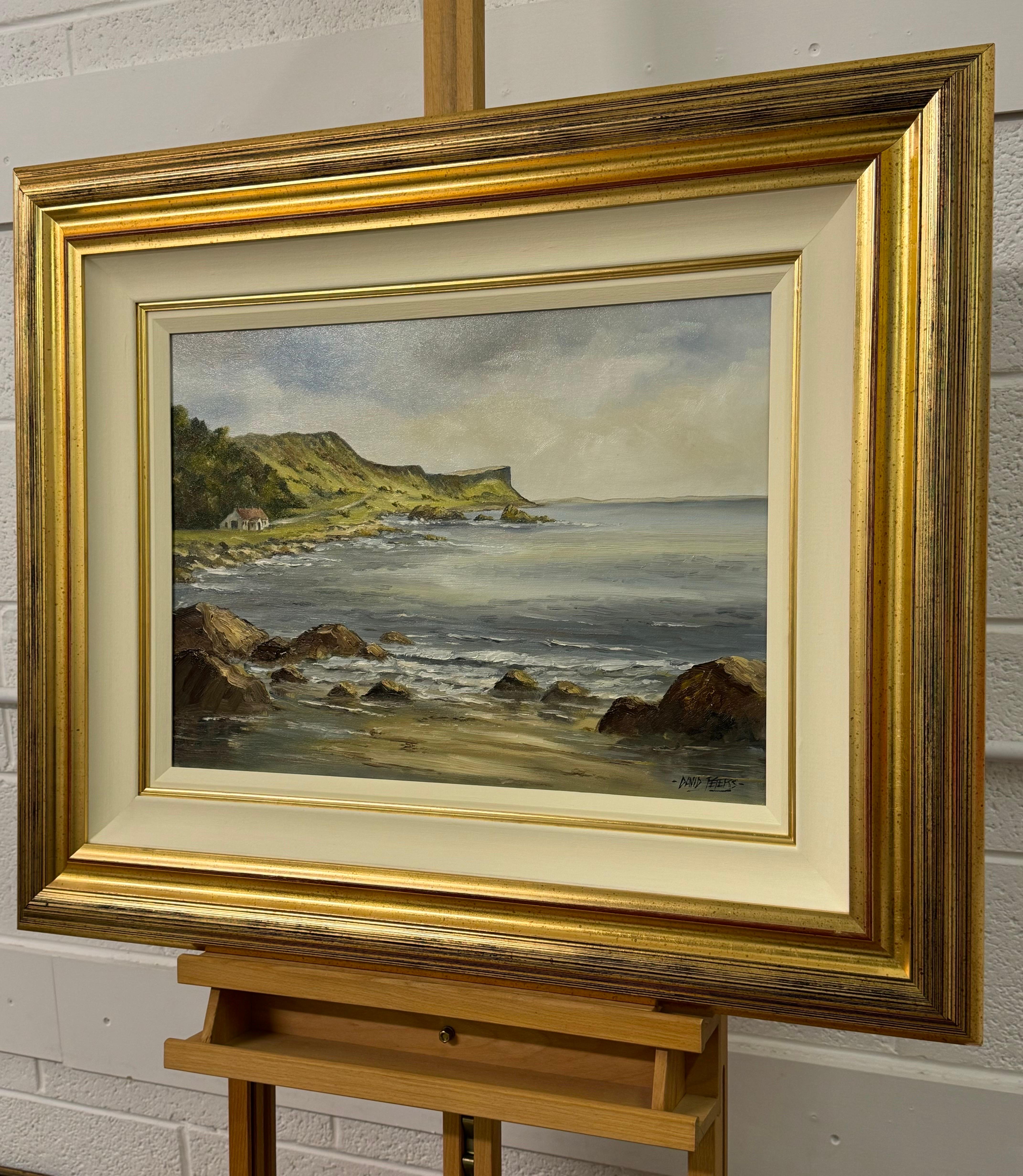 Pintura al óleo de una cabaña en los escarpados acantilados y la costa de Irlanda del Norte en venta 5