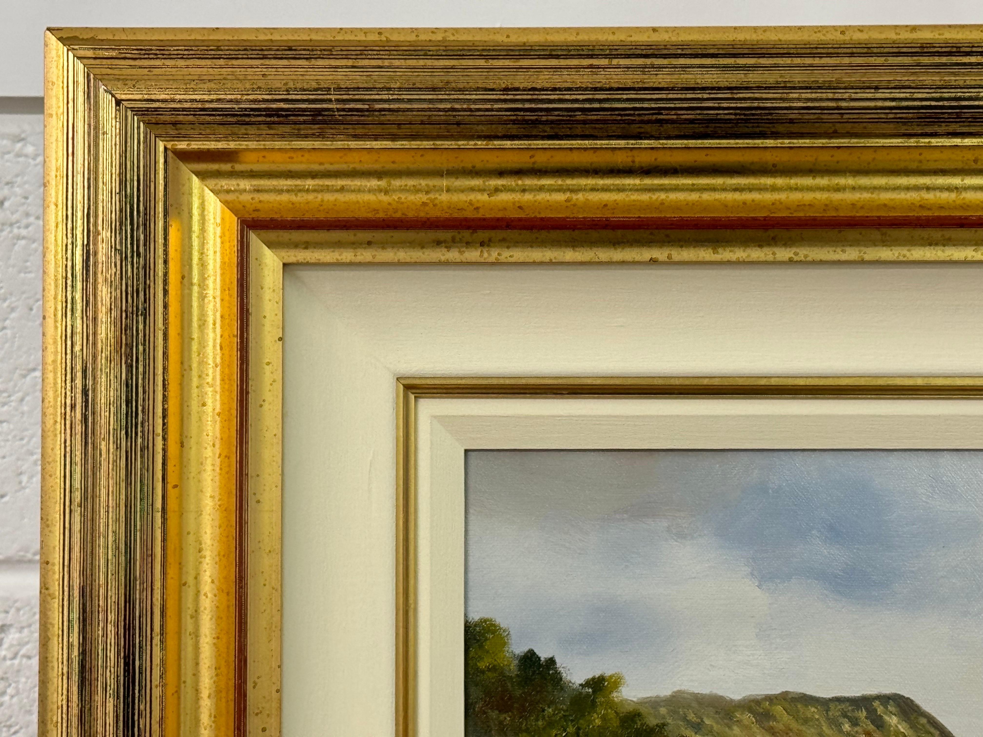 Pintura al óleo de una cabaña en los escarpados acantilados y la costa de Irlanda del Norte 

Medidas de la obra 22 x 16 pulgadas 
El marco mide 34 x 28 pulgadas 

Presentado en un gran marco dorado con inserto crema 

Este exquisito óleo capta la