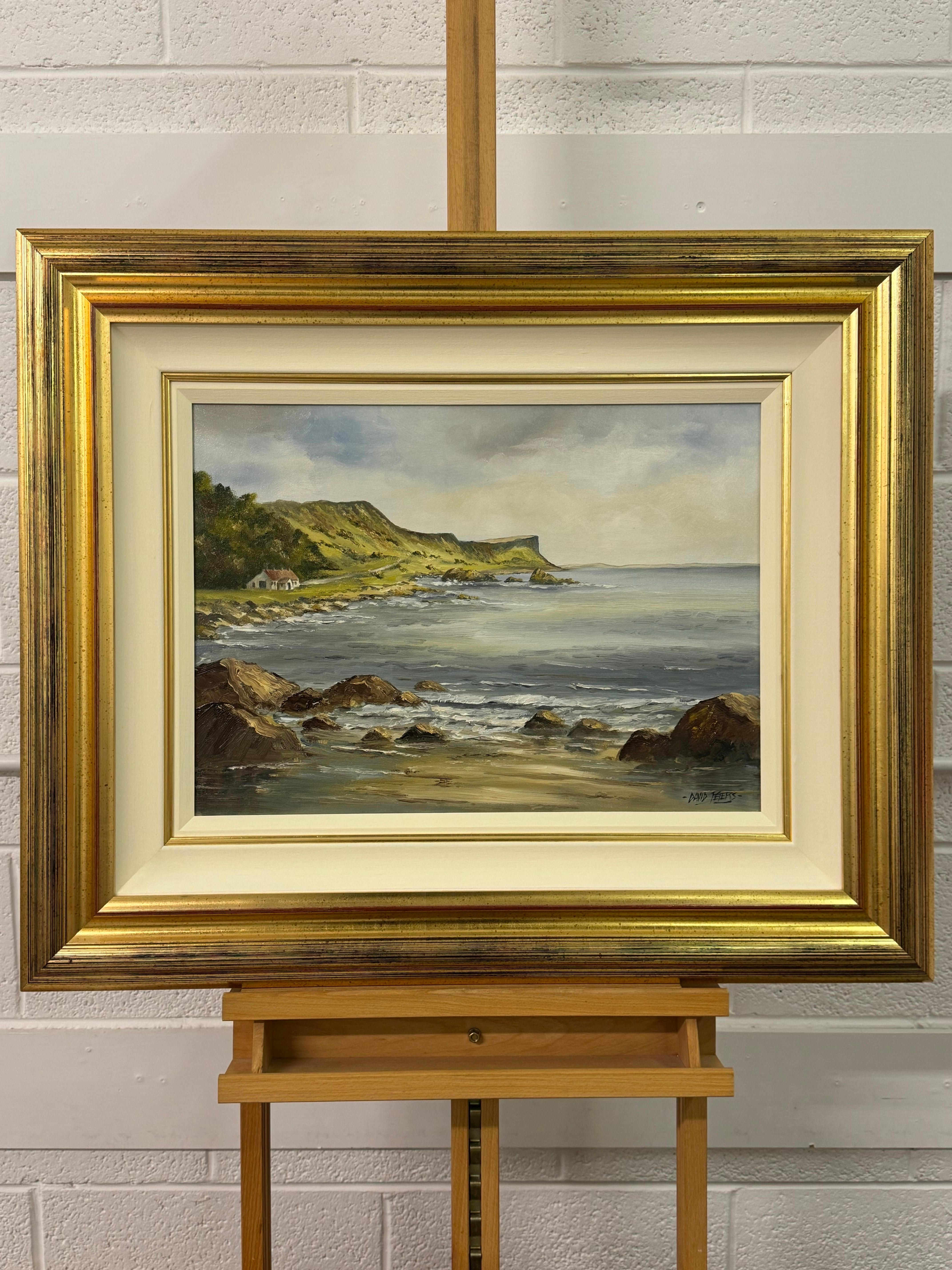 Pintura al óleo de una cabaña en los escarpados acantilados y la costa de Irlanda del Norte en venta 4