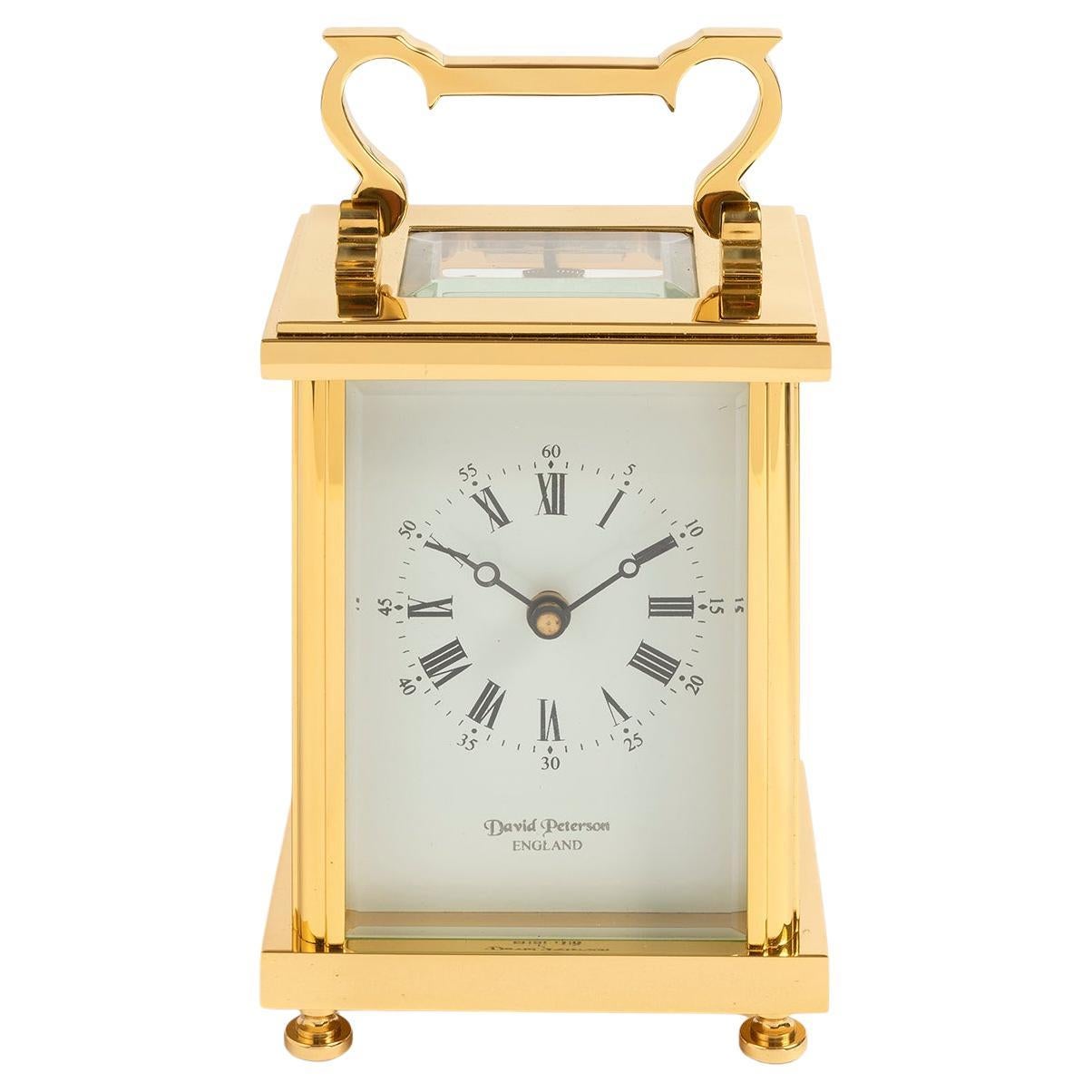 Notre ravissante horloge David Peterson Carriage est assemblée en laiton et plaque d'or et dispose d'un mouvement à réserve de 8 jours à remontage manuel avec 11 rubis. David Peterson, basé à Reading, Berkshire, Royaume-Uni, est spécialisé dans les
