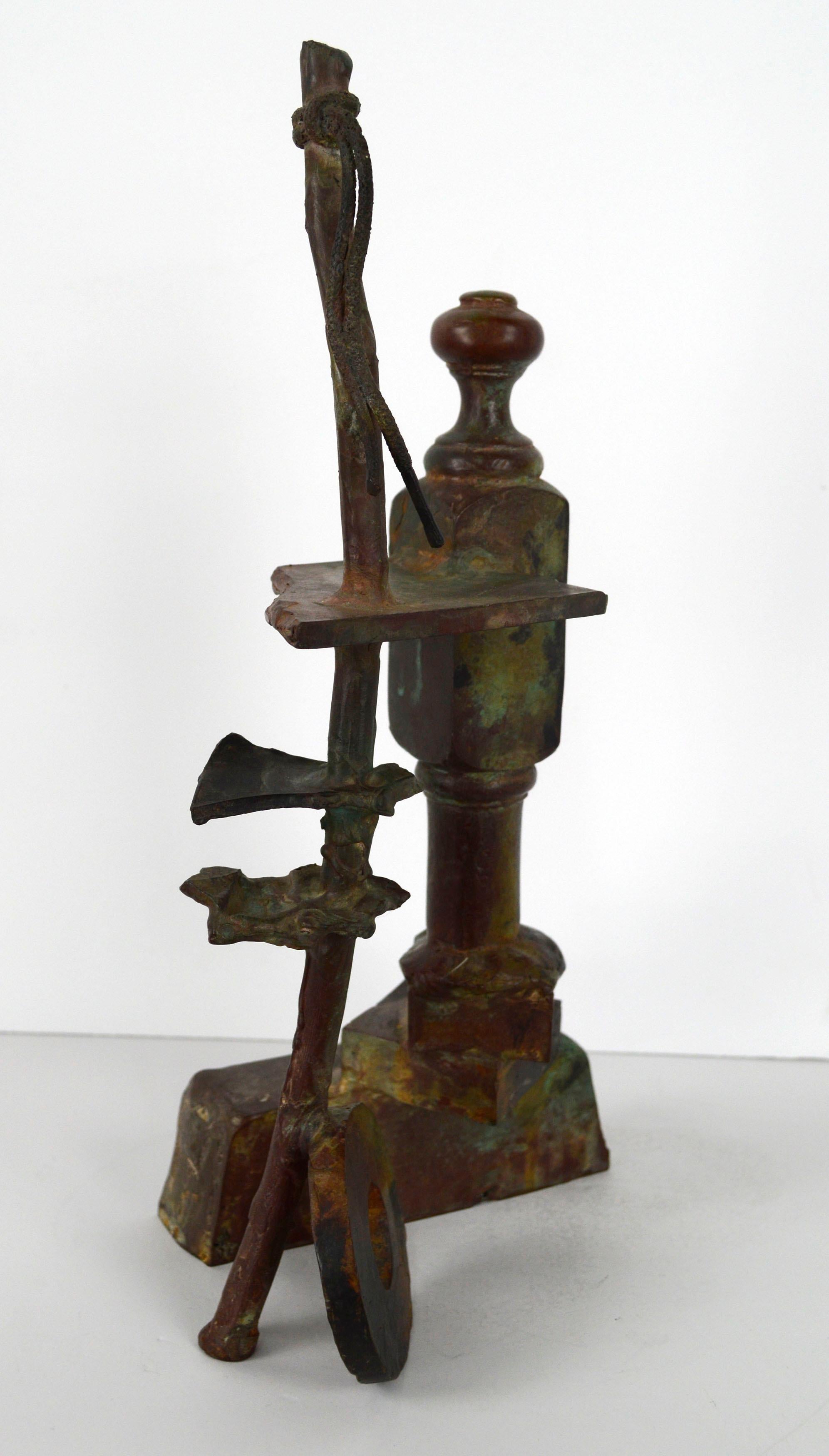 Impressionnante sculpture abstraite en bronze de l'artiste californien David Phelps (américain, né en 1956). Il s'agit d'une pièce unique et moderne qui fait référence aux temps passés en juxtaposant plusieurs éléments anciens, comme une corde, des