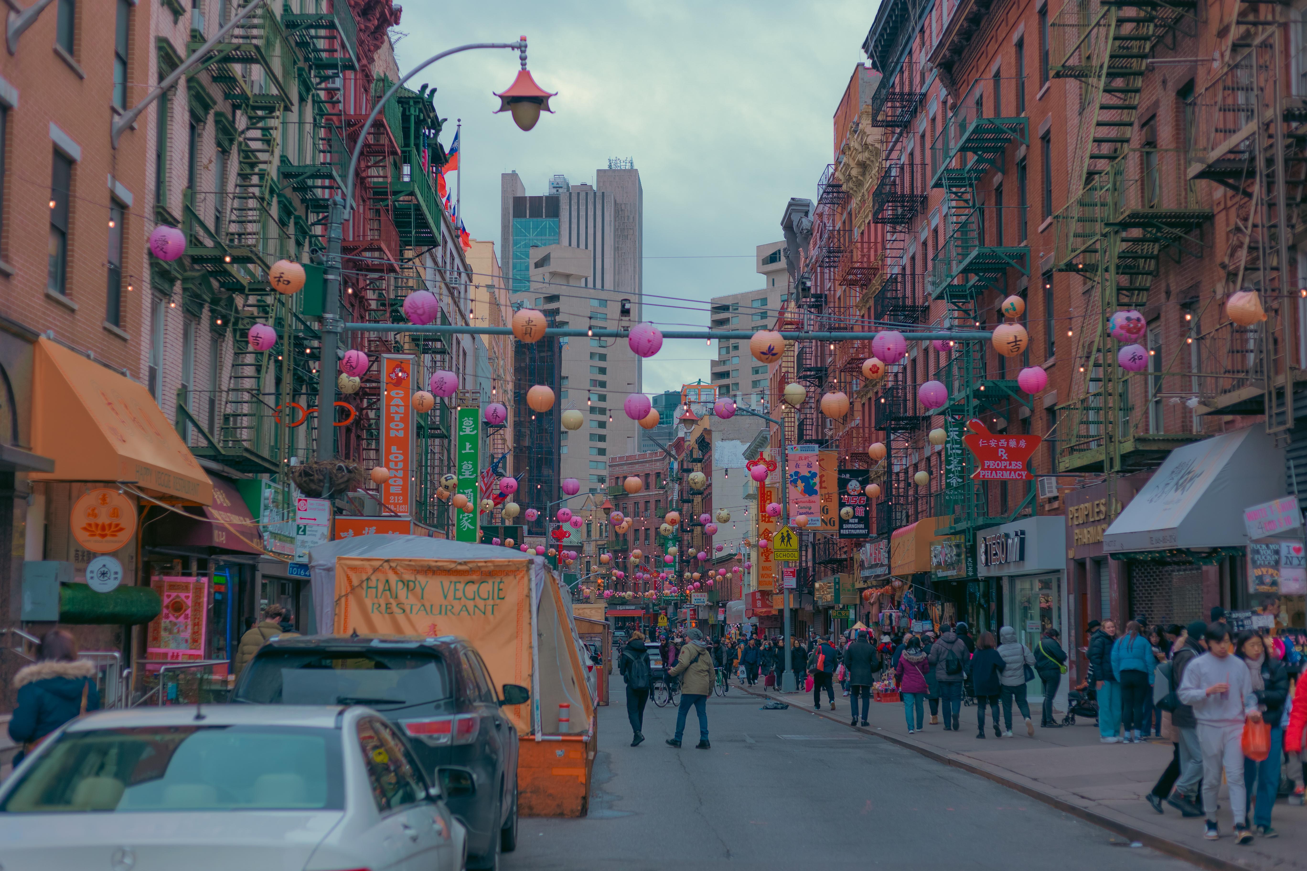 Chinatown NYC (Chinatown, Big Apple, New York City, NYC, Lampen, farbenfroh) – Photograph von David Pugh