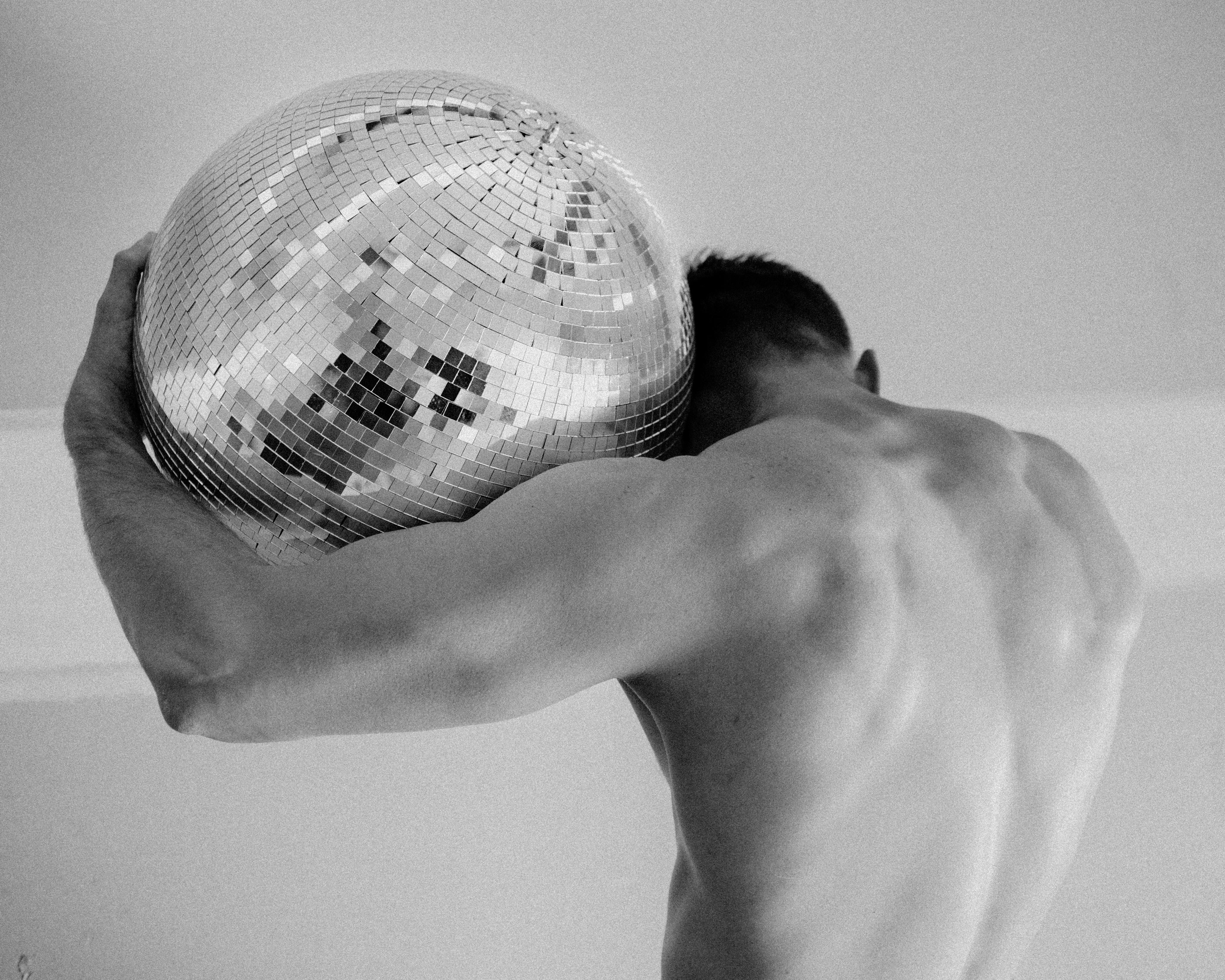David Pugh Figurative Photograph – Disco Atlas (Disco-Kugel, Schwarz-Weiß, Atlas, männliche Figur, glänzend, Gym, Workout)