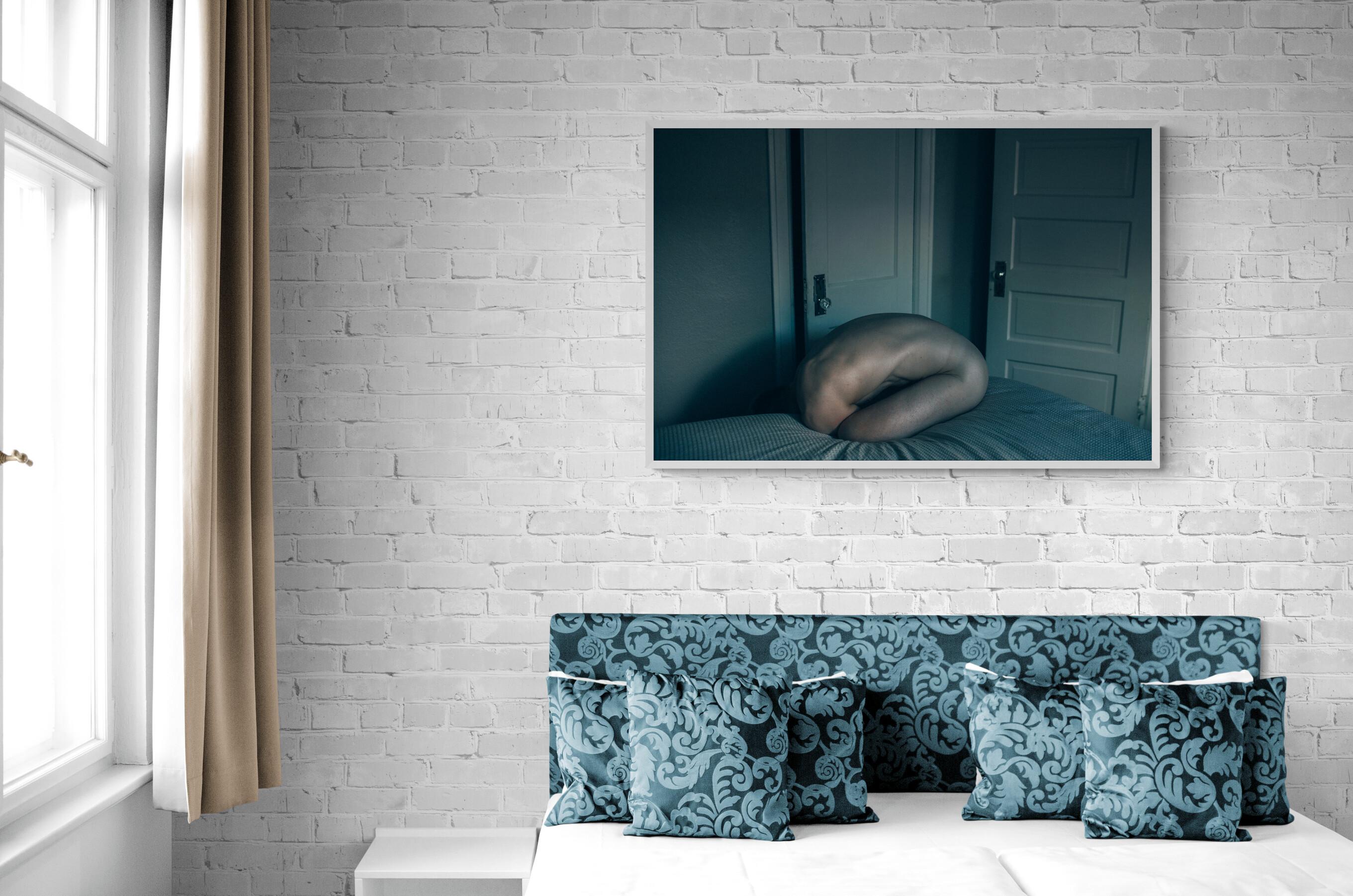 Sentirsi blu (genuino, espressioni, colore, emozione) - Photograph Contemporaneo di David Pugh