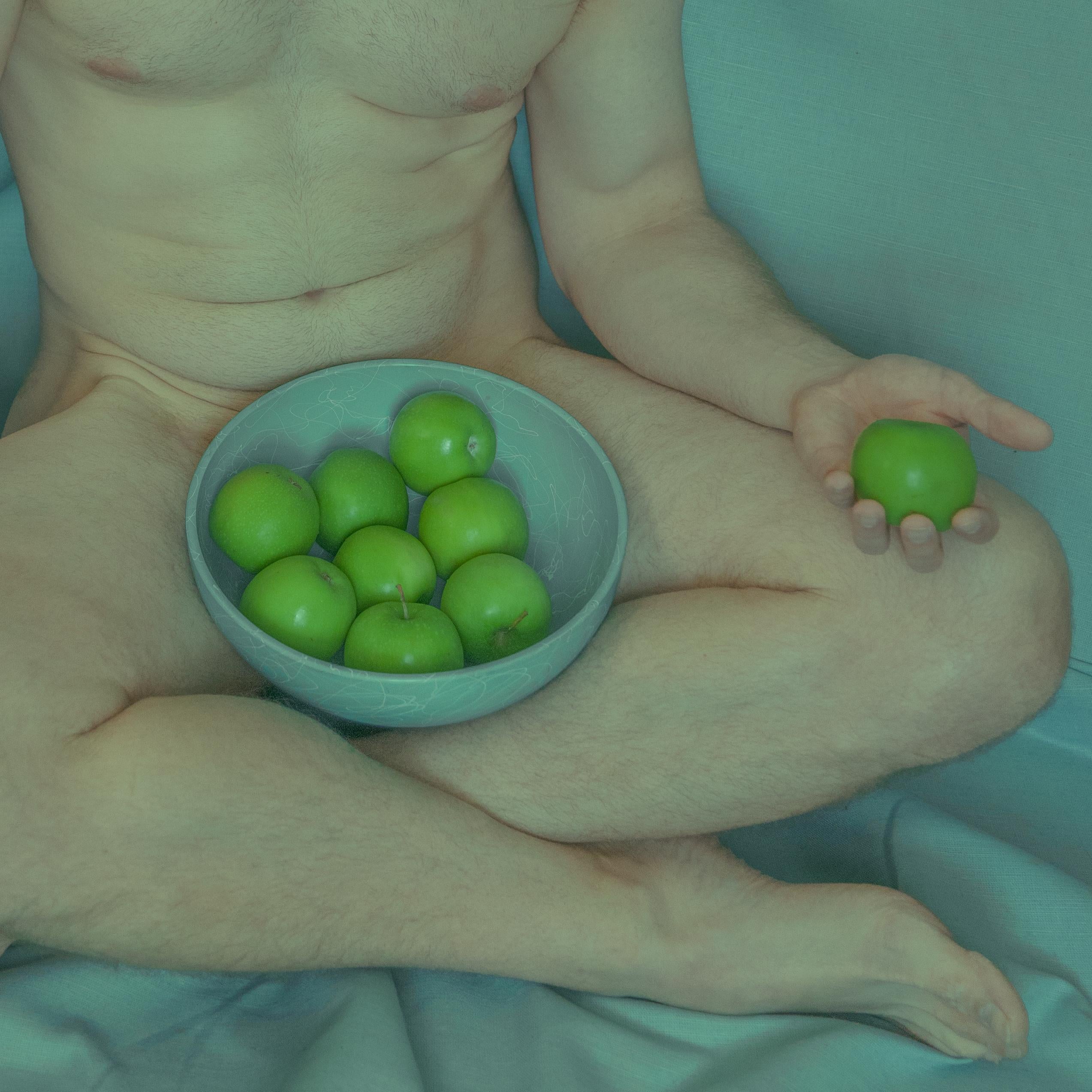 David Pugh Still-Life Photograph – Untitled (Selbstporträt, Nude, Äpfel, Schale, Grün, Teal, Haut, Macht, Desire)