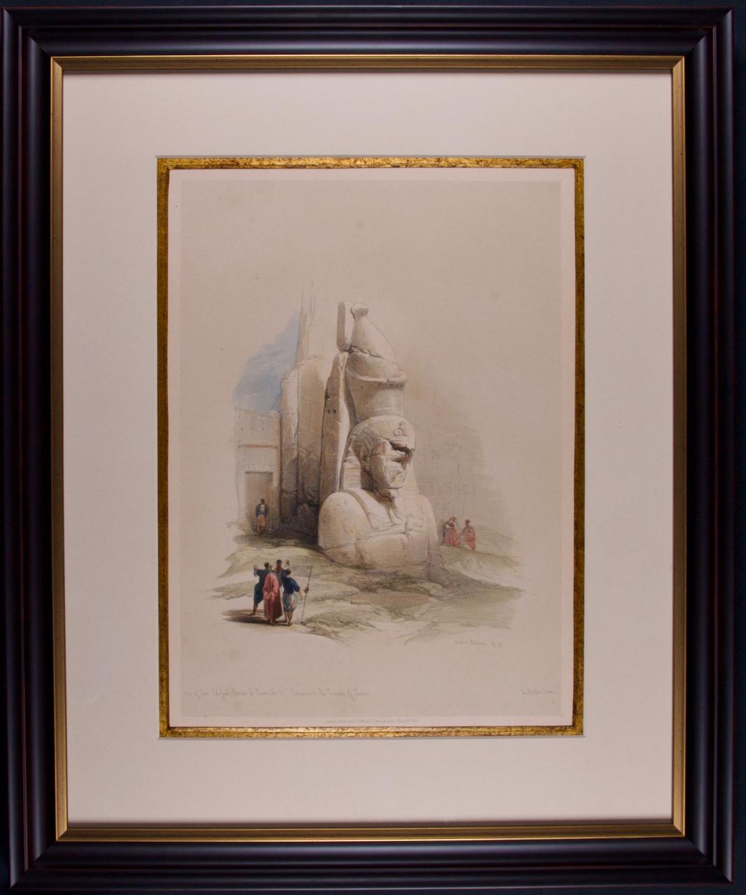 "Eine von zwei Kolossalstatuen von Ramses II. Eingang zum Tempel in Luxor" ist eine gerahmte handkolorierte Lithographie von David Roberts aus Band I seiner monumentalen 6-bändigen Large-Folio-Ausgabe "The Holy Land, Syria, Idumea, Arabia, Egypt and