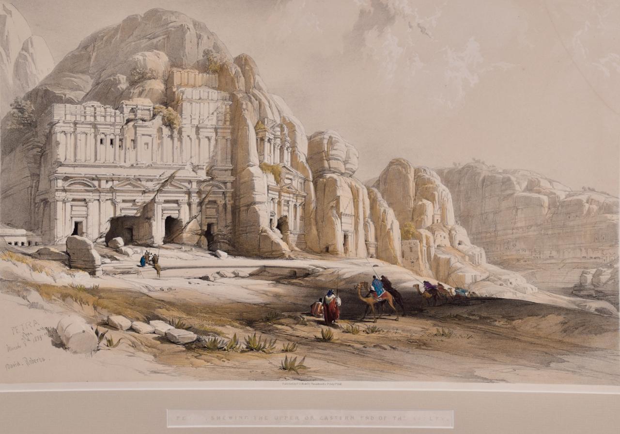 Petra, The Upper or Eastern Valley: Handkolorierte Roberts-Lithographie aus dem 19. Jahrhundert – Print von David Roberts