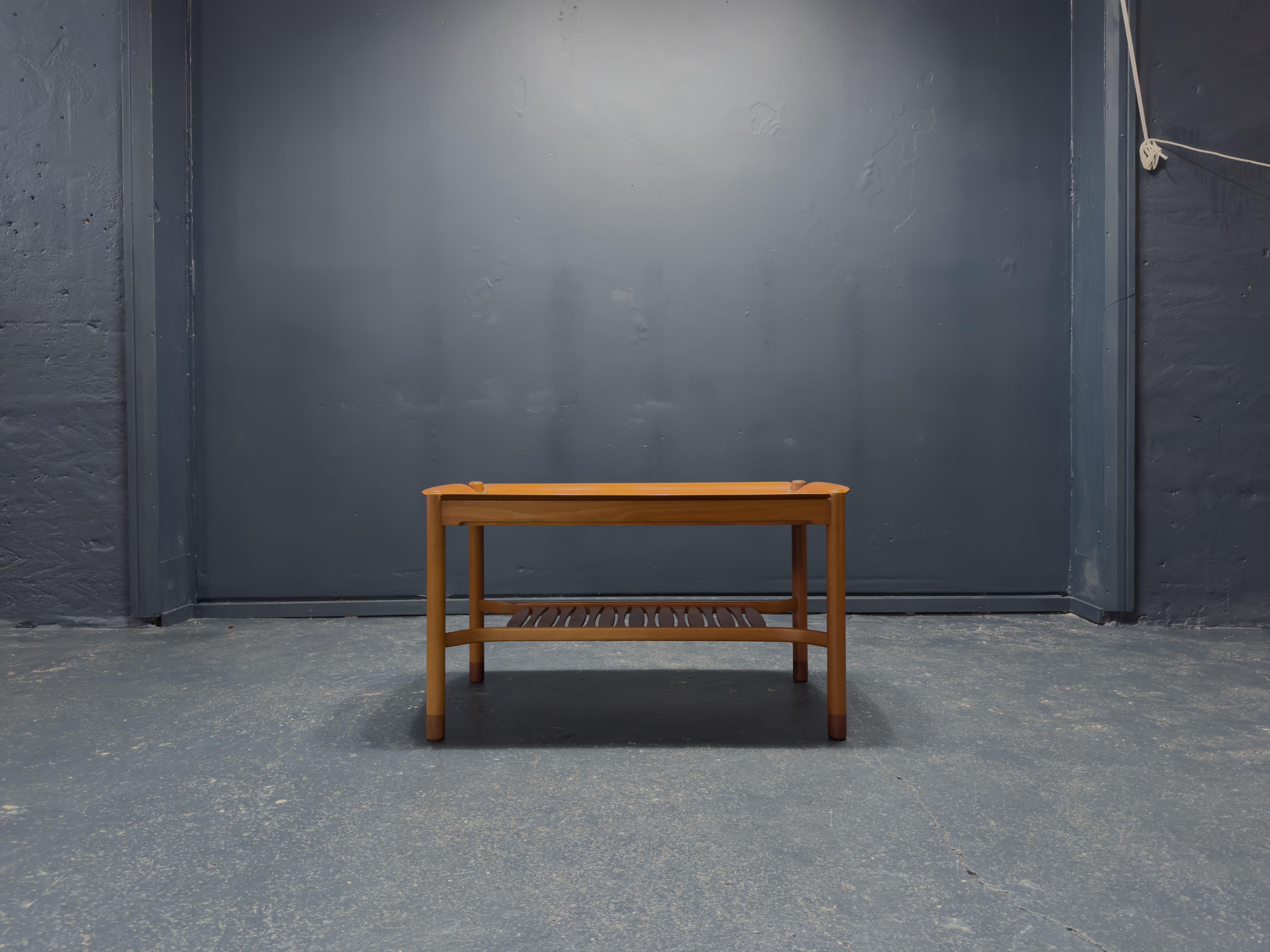 Cette table basse David Rosén for Nordiska Kompaniet des années 1950 est un exemple étonnant de l'artisanat suédois du milieu du siècle, combinant des proportions élégantes, des matériaux luxueux et des détails raffinés. Fabriquée à partir d'un