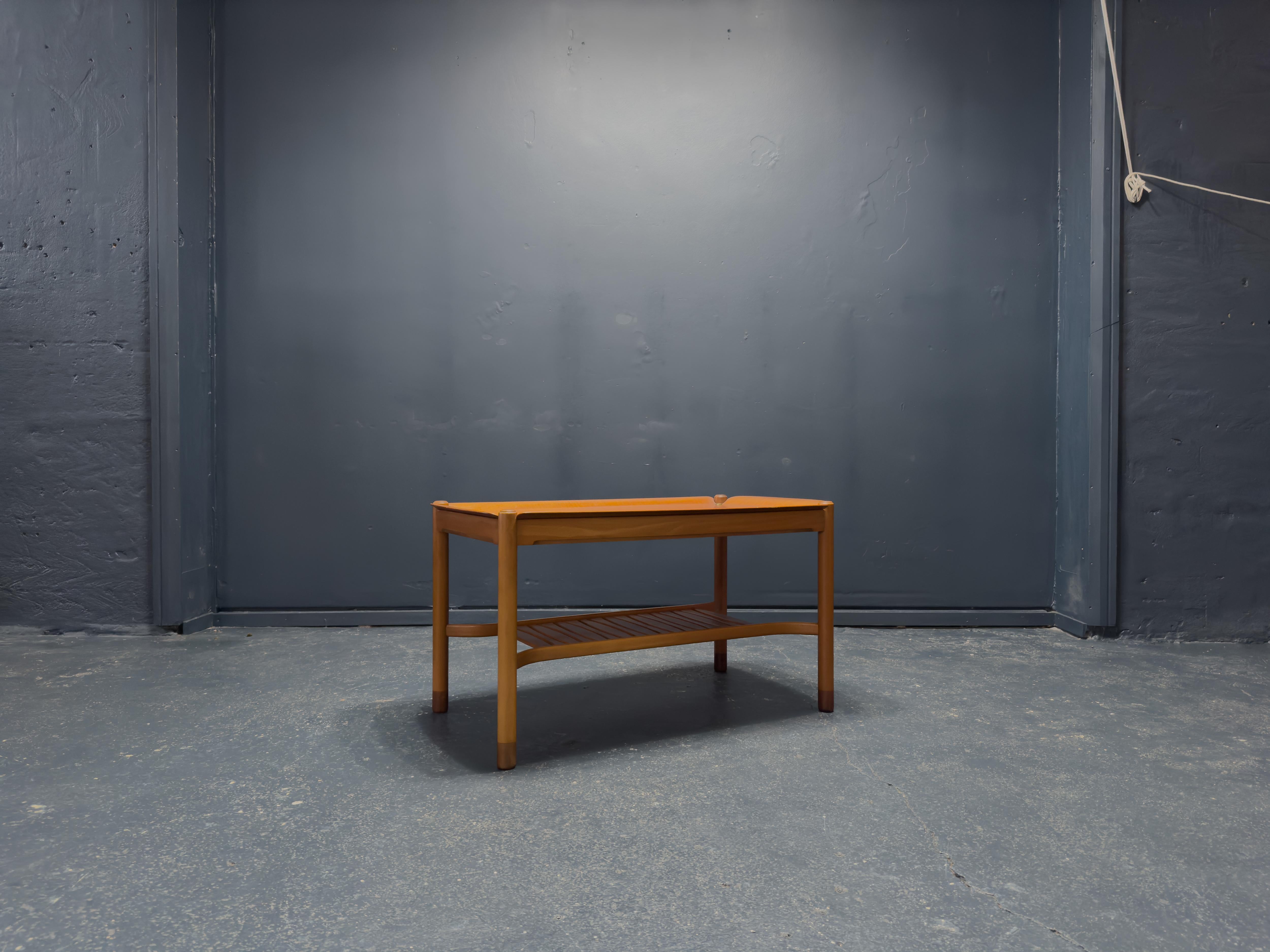 Mid-Century Modern David Rosén pour Nordiska Kompaniet Table basse en noyer et laiton en vente