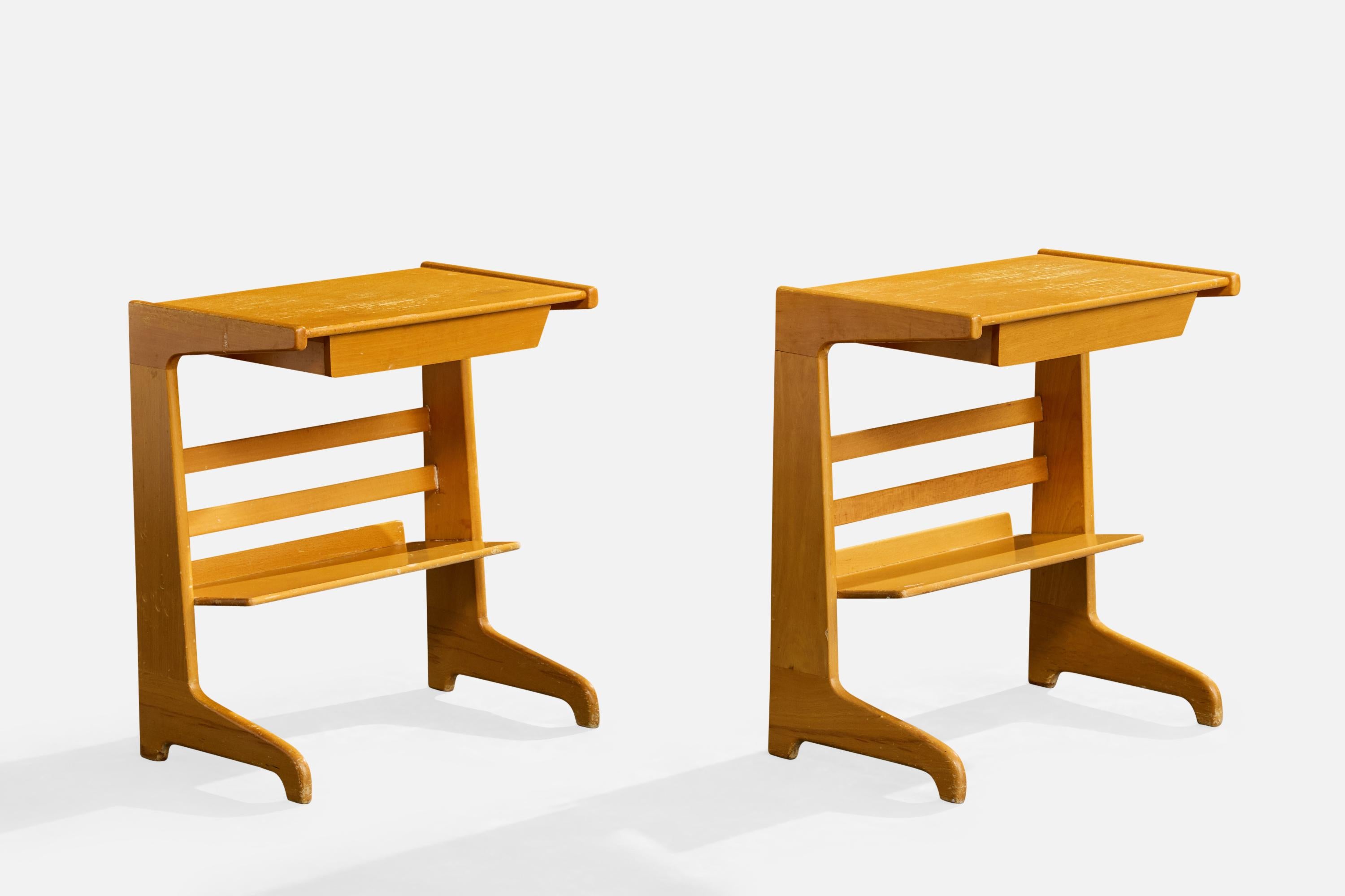 Pareja de mesillas de noche de teca diseñadas por David Rosén y fabricadas por Nordiska Kompaniet, Suecia, c. 1950.

Parte trasera abierta sin terminar.

Pequeña brecha natural en la madera de uno de los soportes del lado derecho (no afecta a la