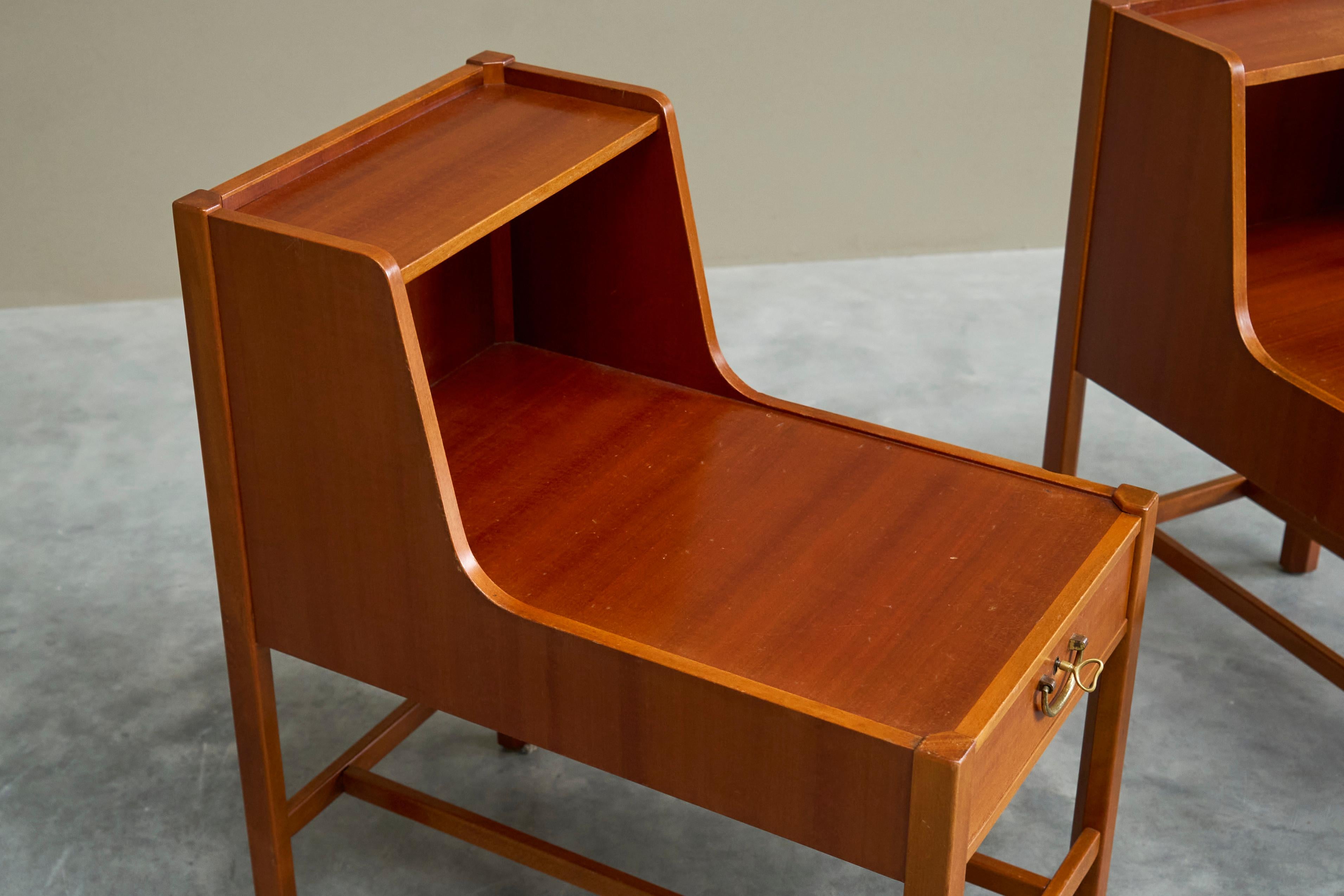 David Rosén Paire de tables de nuit en teck de Nordiska Kompaniet Suède 1952 en vente 4