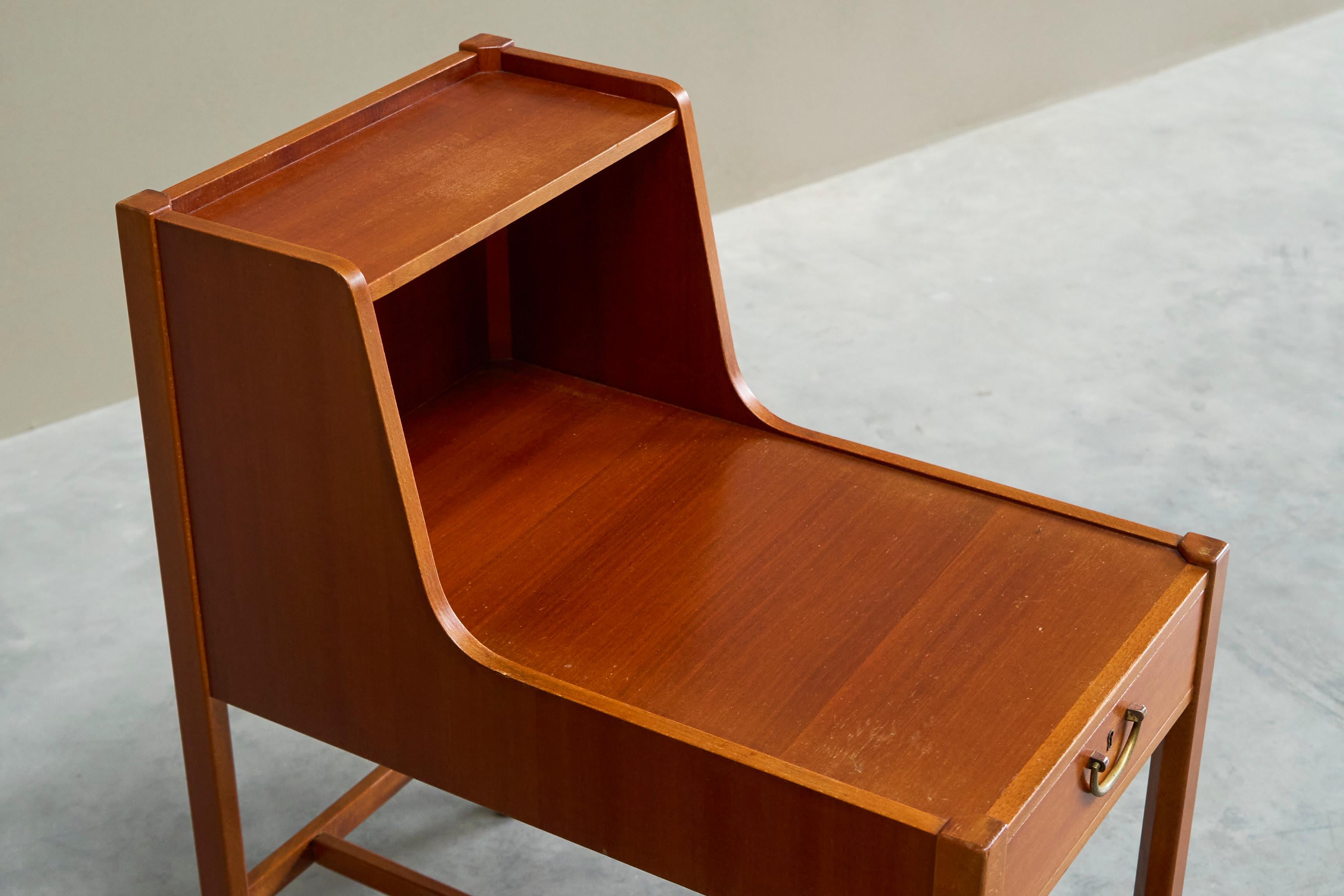 David Rosén Paire de tables de nuit en teck de Nordiska Kompaniet Suède 1952 en vente 5
