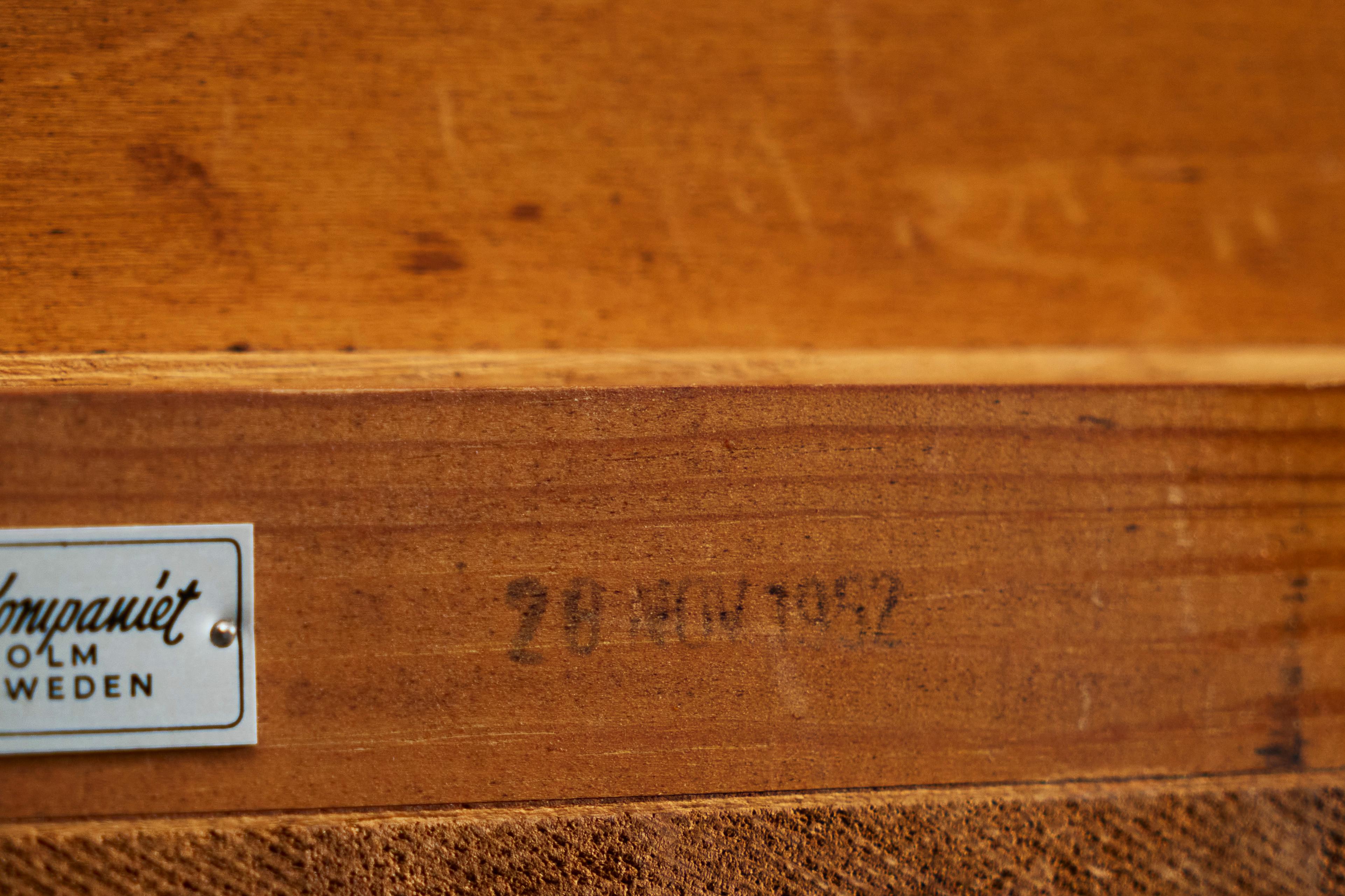 David Rosén Paire de tables de nuit en teck de Nordiska Kompaniet Suède 1952 en vente 7