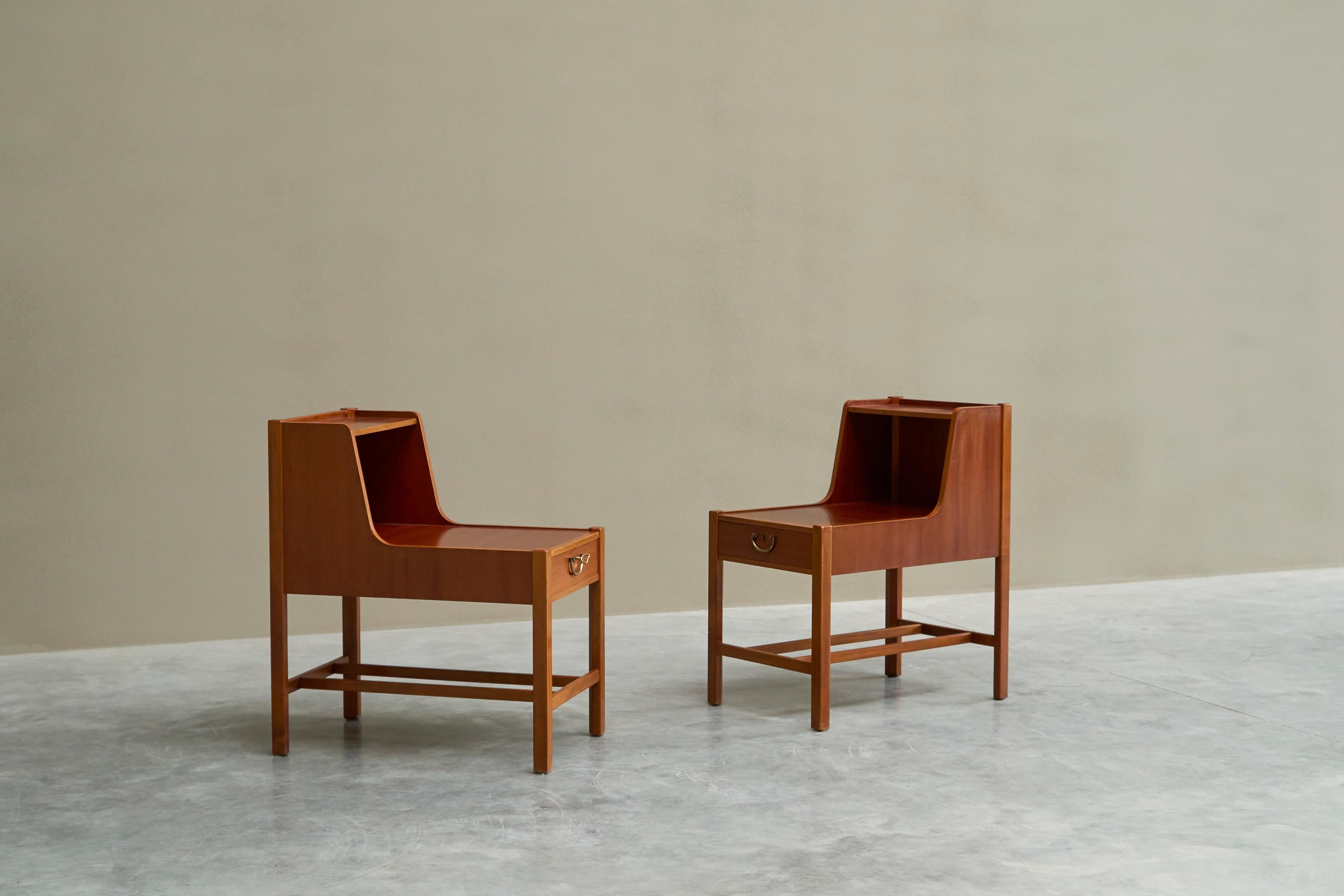 David Rosén Paire de tables de nuit en teck de Nordiska Kompaniet Suède 1952

Un magnifique ensemble de tables de chevet ou de meubles d'appoint réalisé par le designer David Rosén pour le célèbre grand magasin suédois Nordiska Kompaniet. Daté de