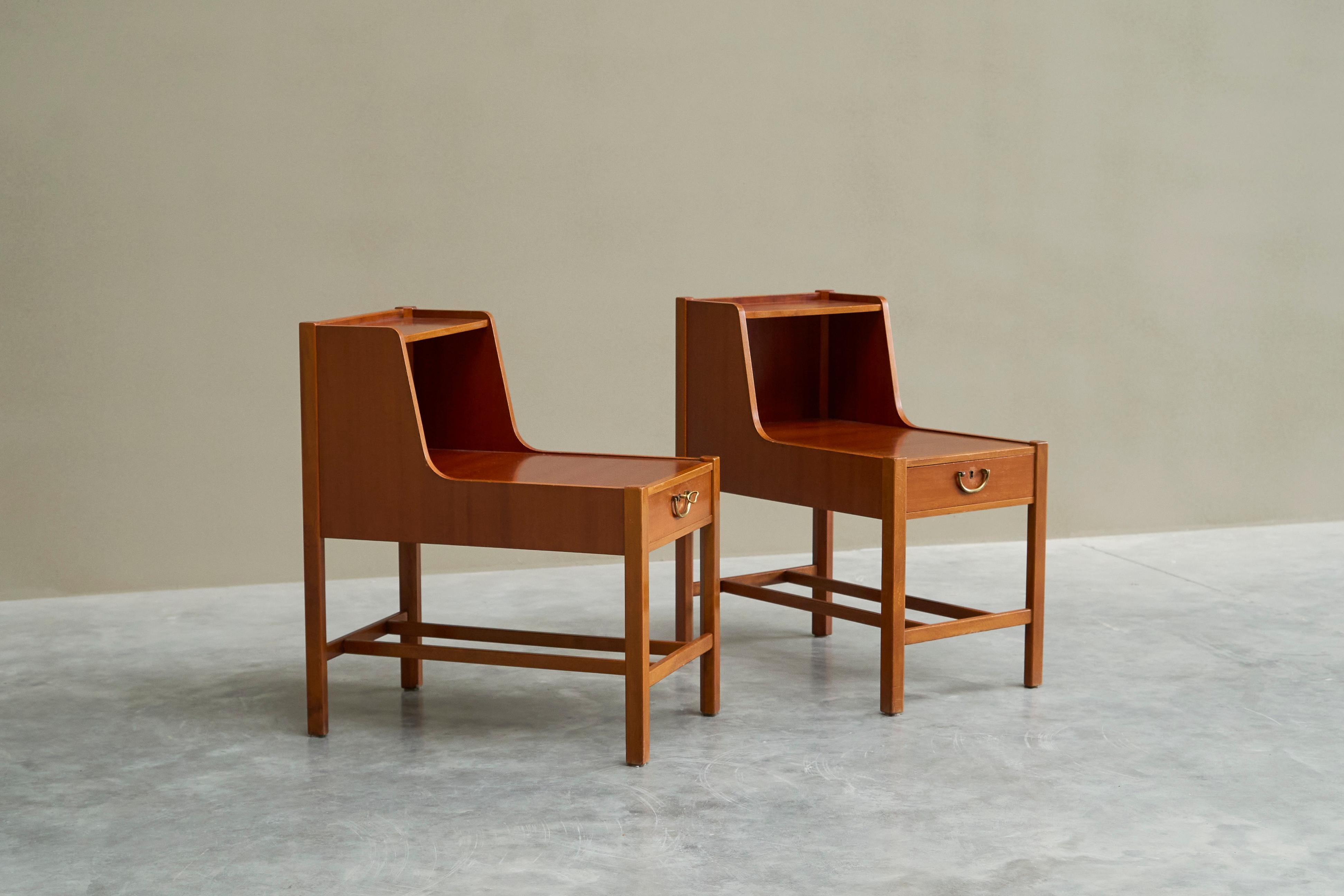 Mid-Century Modern David Rosén Paire de tables de nuit en teck de Nordiska Kompaniet Suède 1952 en vente