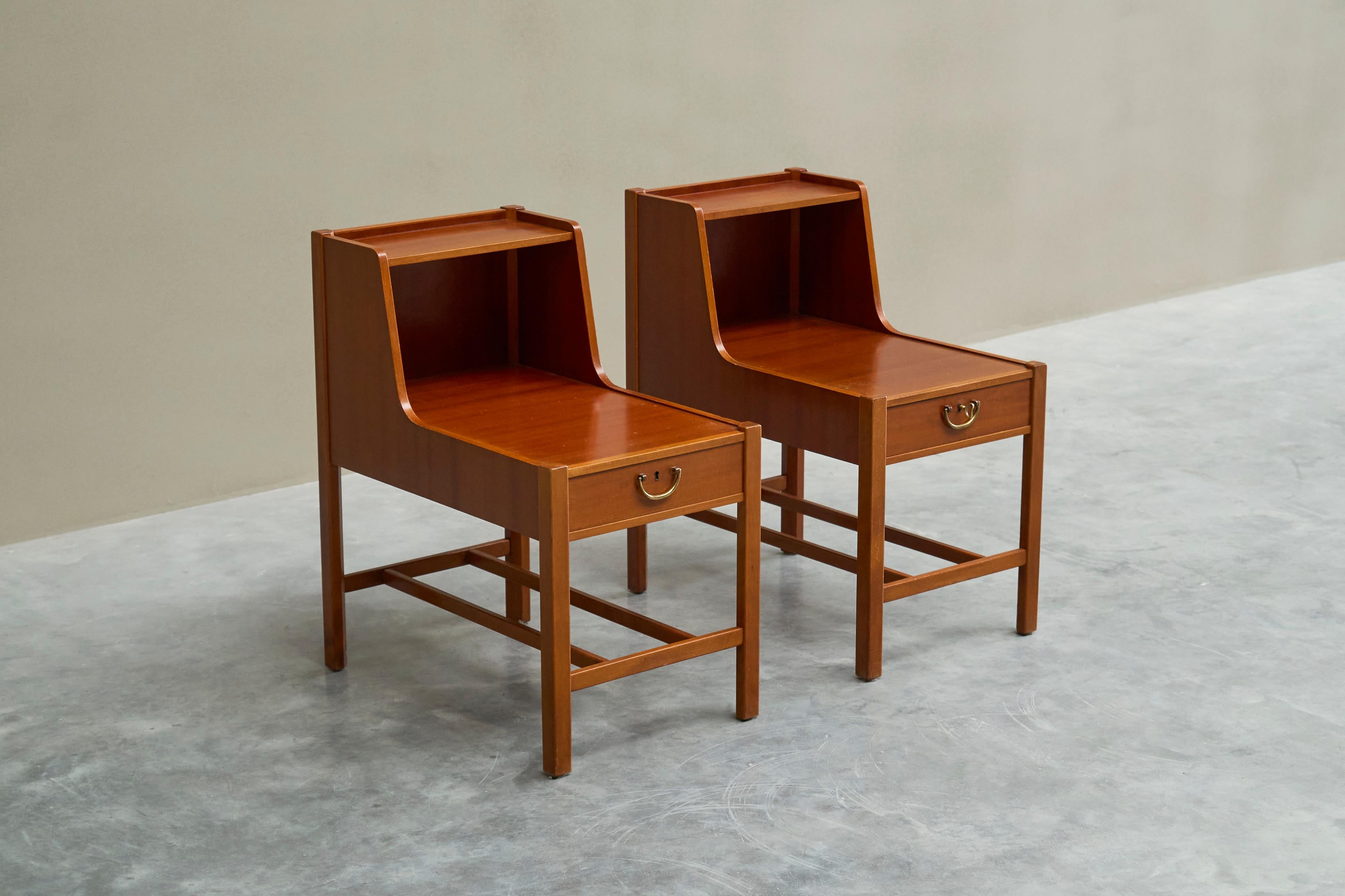 Suédois David Rosén Paire de tables de nuit en teck de Nordiska Kompaniet Suède 1952 en vente