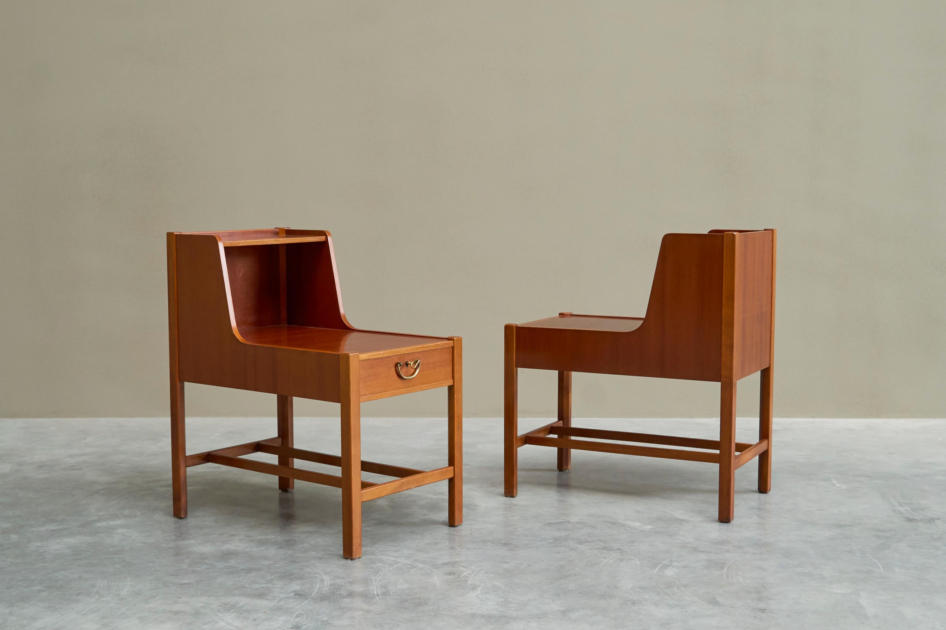 20ième siècle David Rosén Paire de tables de nuit en teck de Nordiska Kompaniet Suède 1952 en vente