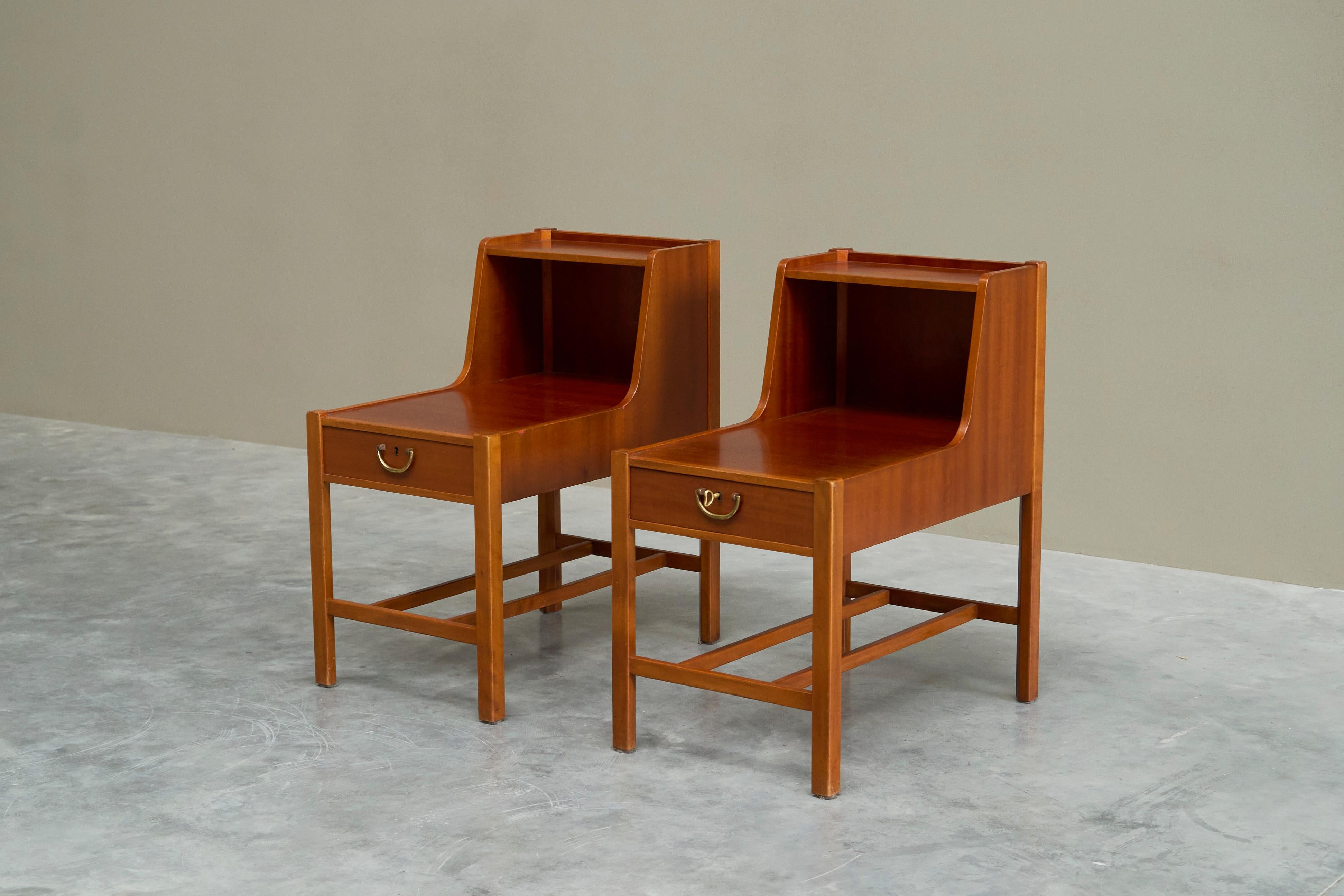 Laiton David Rosén Paire de tables de nuit en teck de Nordiska Kompaniet Suède 1952 en vente