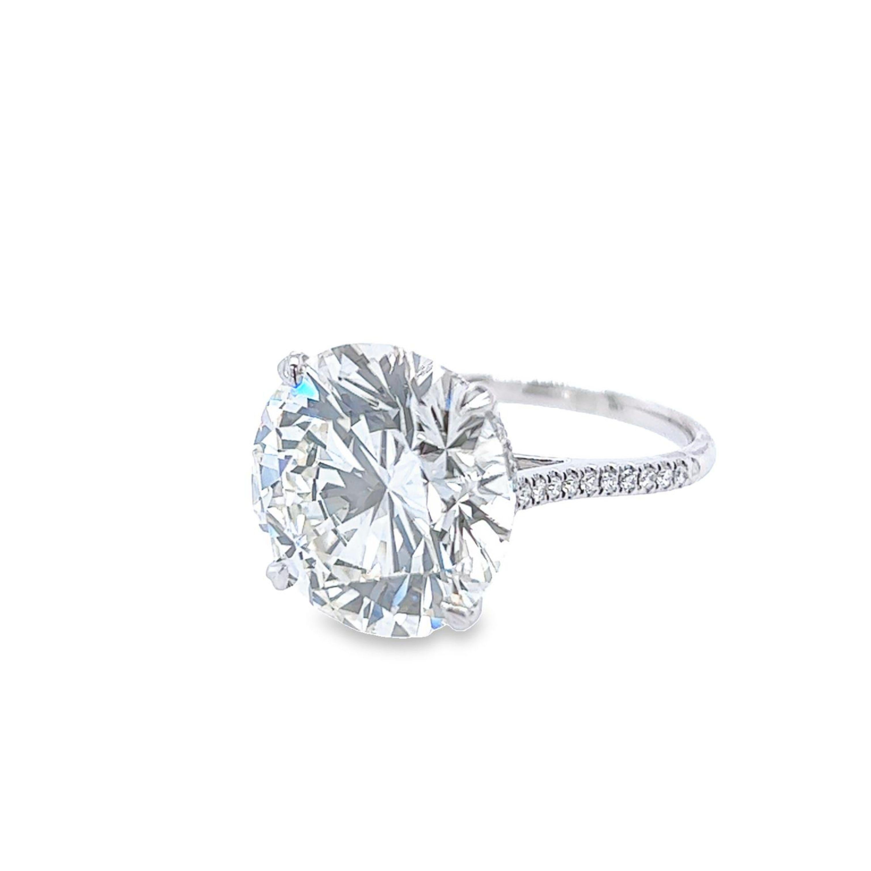 Rosenberg Diamonds & Co. 12,73 Karat Runder Brillantschliff K Farbe VS2 Reinheit wird von einem GIA-Zertifikat begleitet. Dieser spektakuläre VS2-Stein ist voller Brillanz und in eine handgefertigte Fassung aus 18 Karat Weißgold gefasst. Dieser Ring