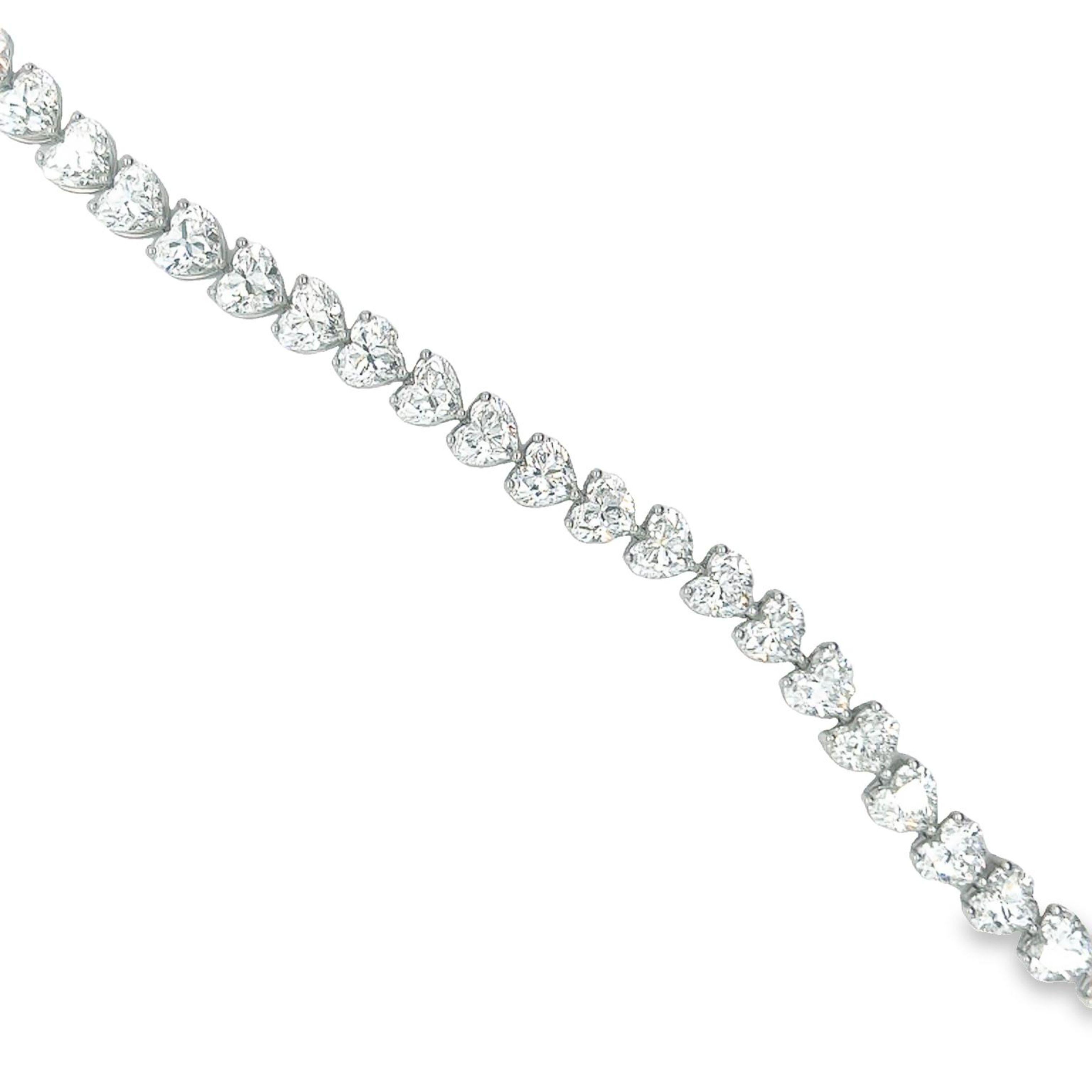 Rosenberg Diamonds and Co. 22,59 Karat Gesamtgewicht Herzform 7 Zoll Diamant-Tennis-Armband in Platin gesetzt. Diese schöne gerade Linie Armband besteht aus .70 Karat, D-F in Farbe VS2-IF in Klarheit. Alle 32 Steine sind perfekt aufeinander