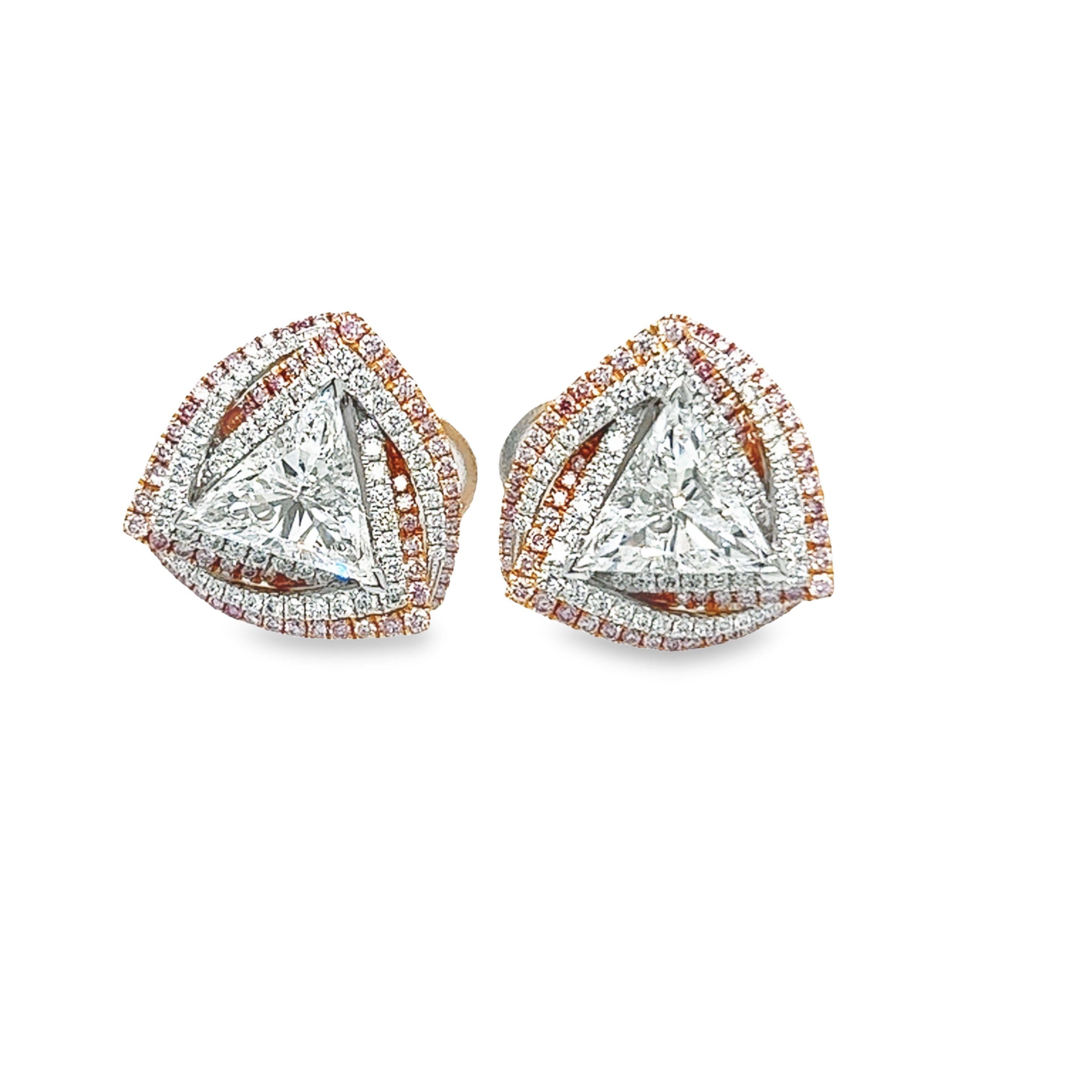 Ein wunderschönes Art-Deco-Paar dreieckiger Diamant-Ohrringe mit 2,48 Karat Gesamtgewicht E SI1 GIA zertifiziert. Diese wunderschönen, leichten Ohrringe sind in 18 Karat Weißgold gefasst und mit einem eleganten rosafarbenen und weißen Mikropflaster