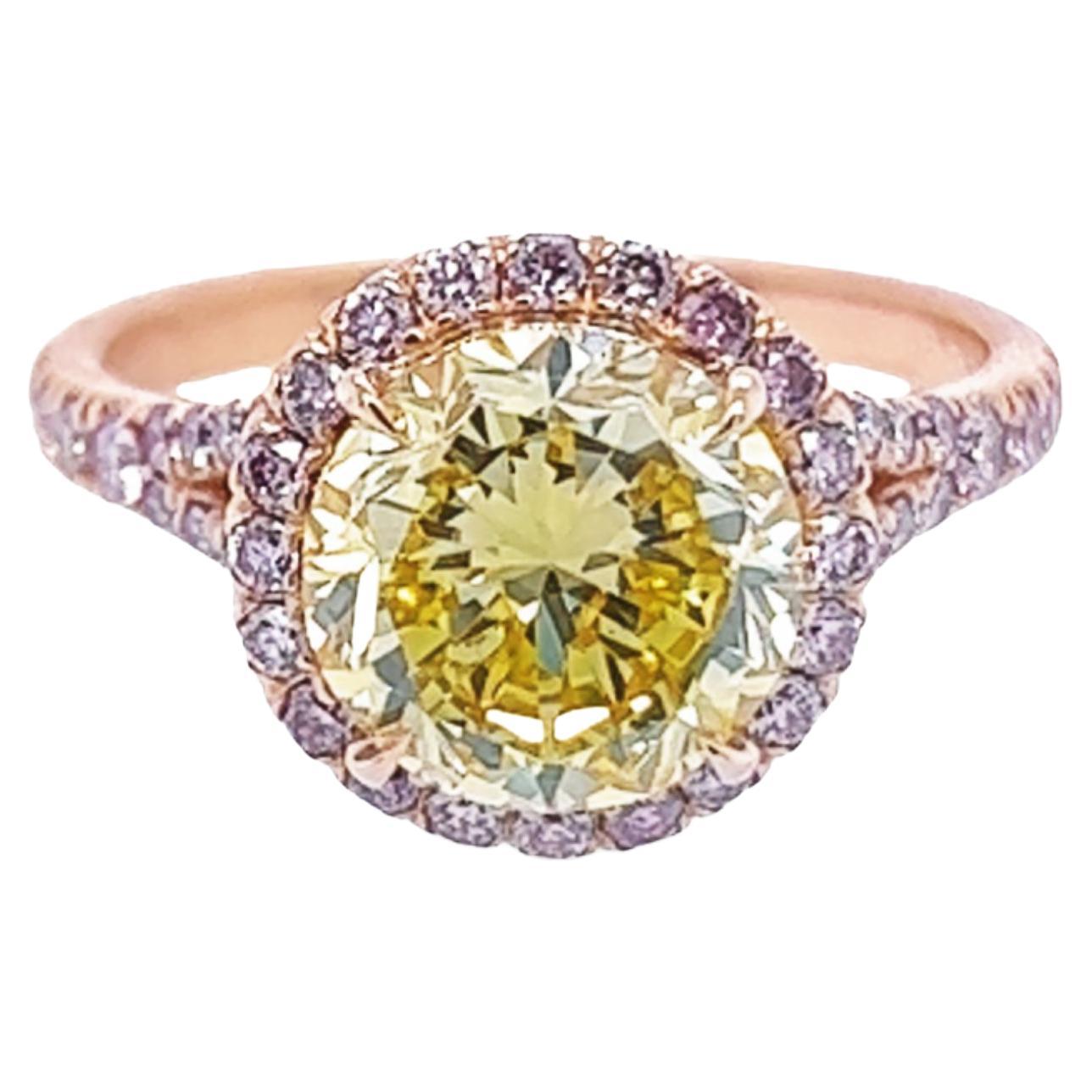 Verlobungsring mit 2,61 Karat rundem, leuchtend gelbem GIA-Diamant von David Rosenberg im Angebot