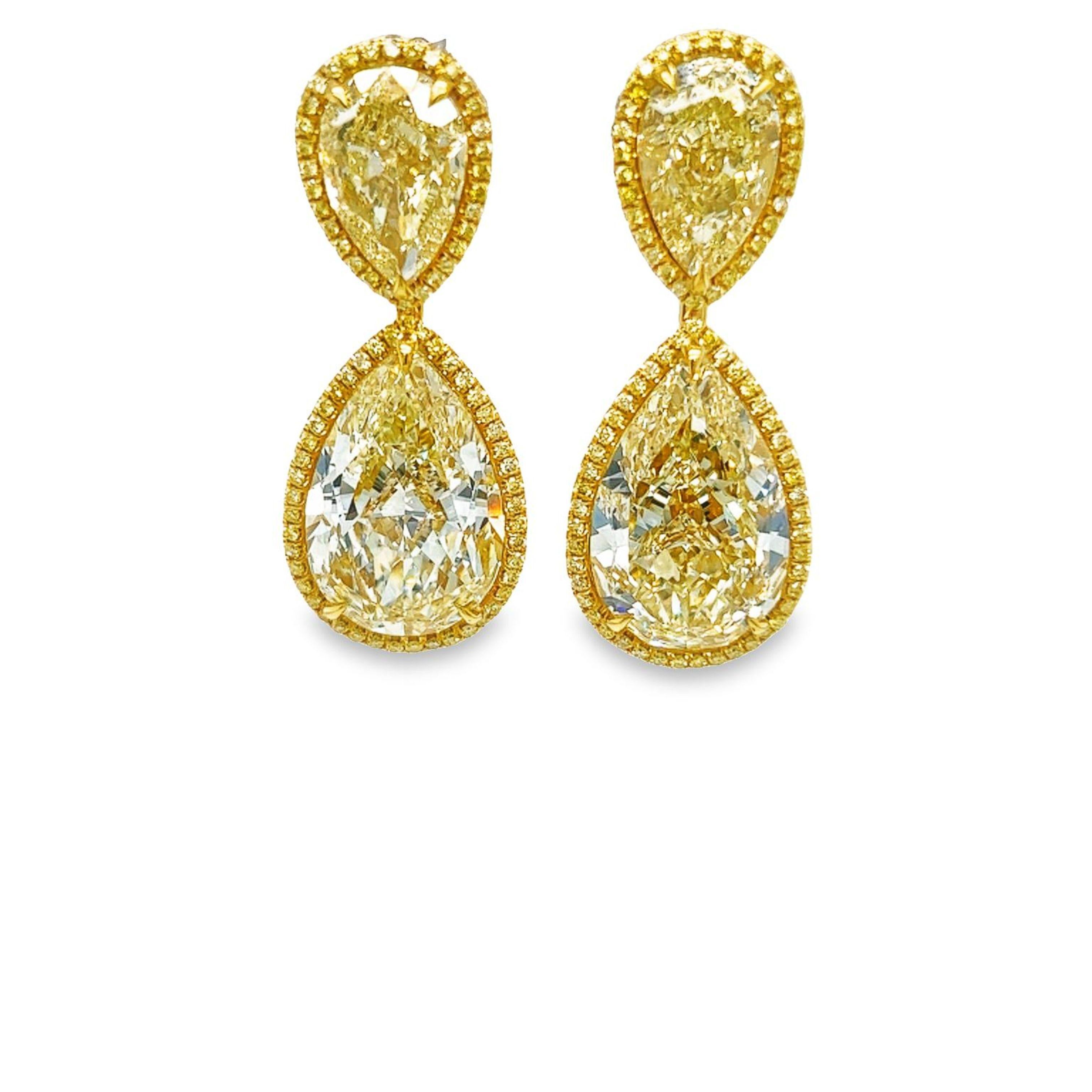Machen Sie sich bereit für eine Nacht mit diesem Kiefer fallen gelben Diamanten Birne Form Ohrringe VS - VVS Klarheit. Diese wunderschönen, leichten Ohrringe sind in 18 Karat Gelbgold gefasst und von einem schönen gelben Halo mit 0,82 Karat