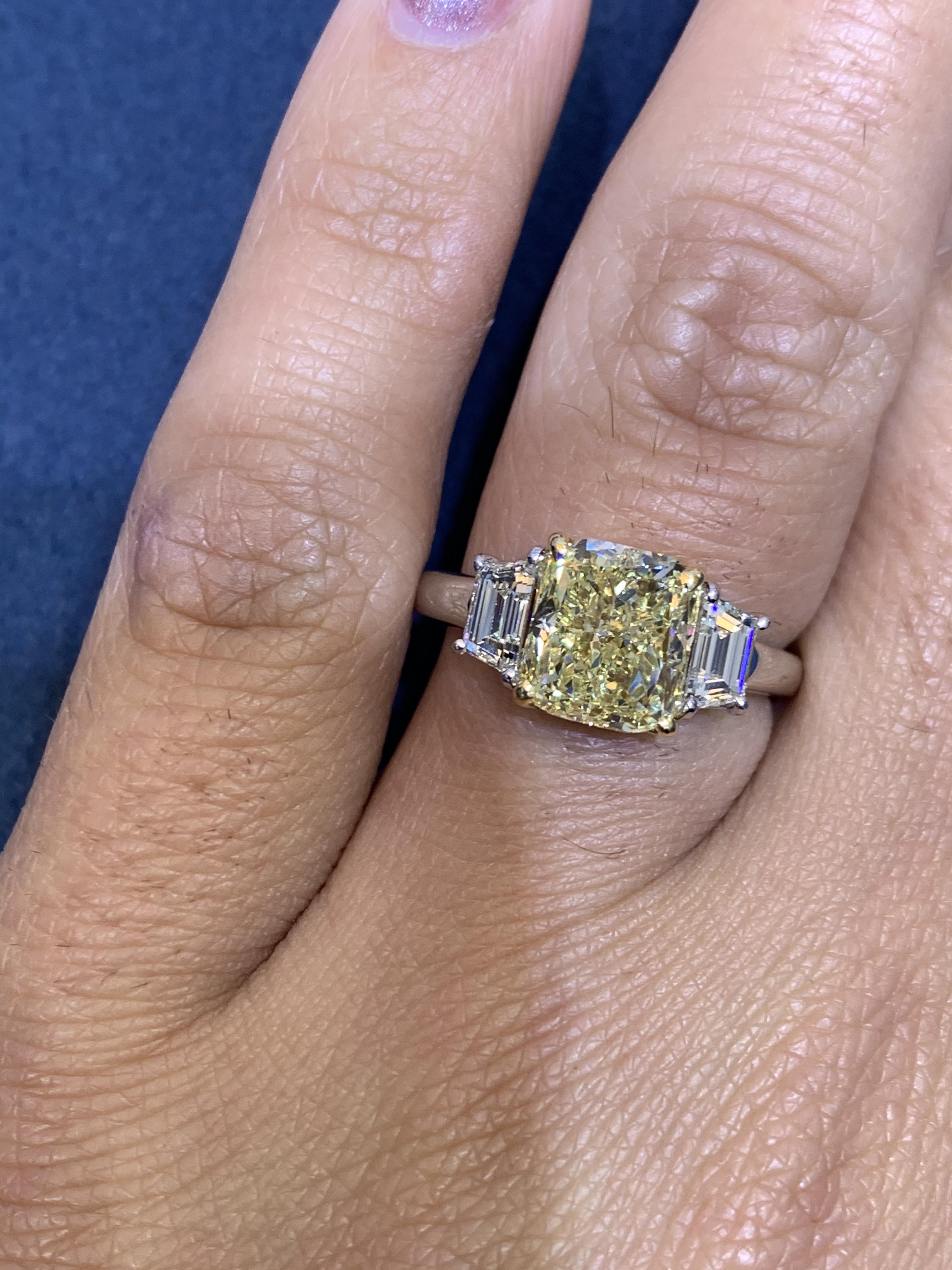 David Rosenberg Verlobungsring mit 3,01 Karat Fancy Hellgelber GIA Diamant im Kissenschliff im Angebot 4