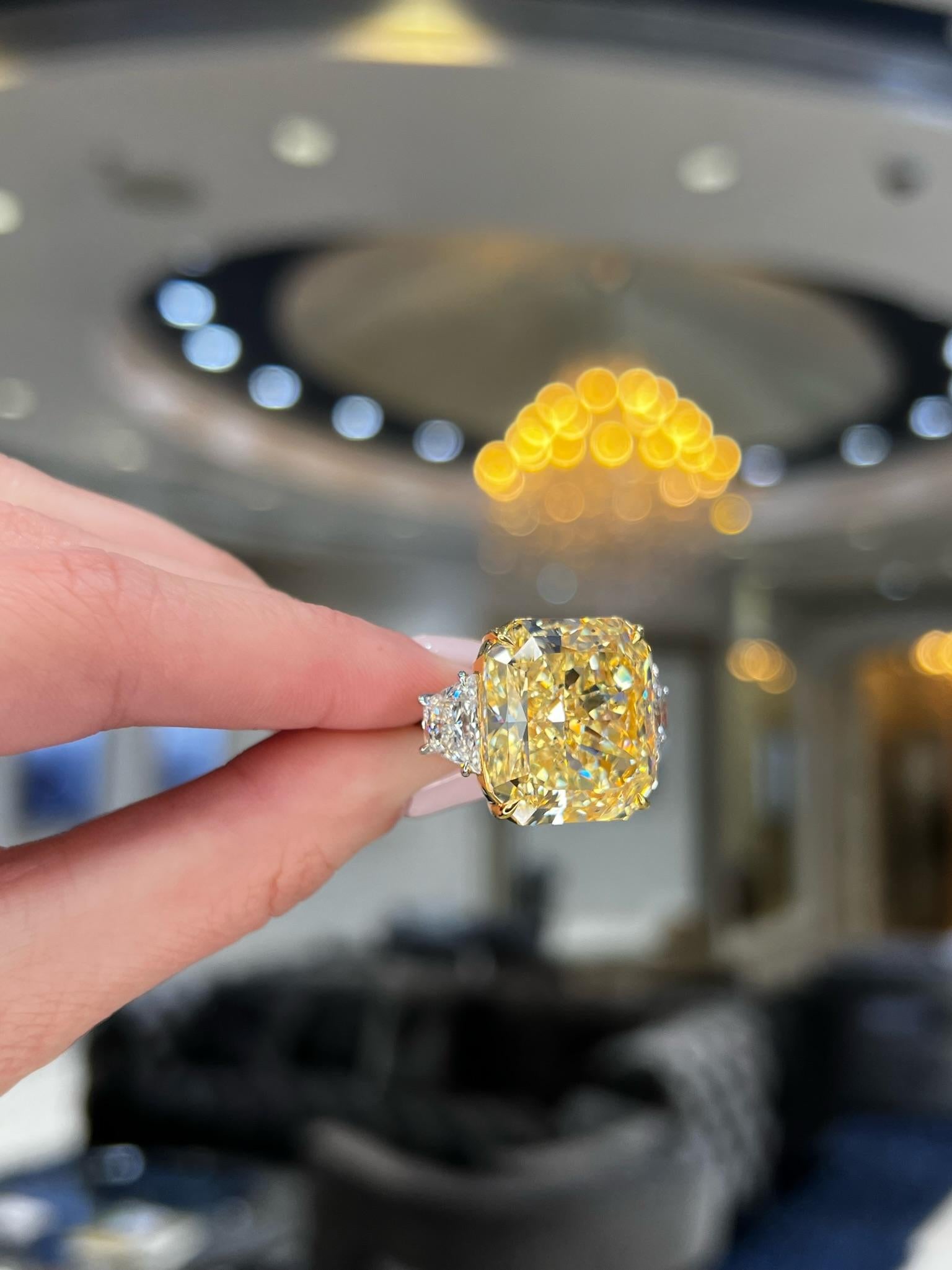 Verlobungsring mit 32,01 Karat strahlendem gelbem GIA-Diamant im Angebot 11