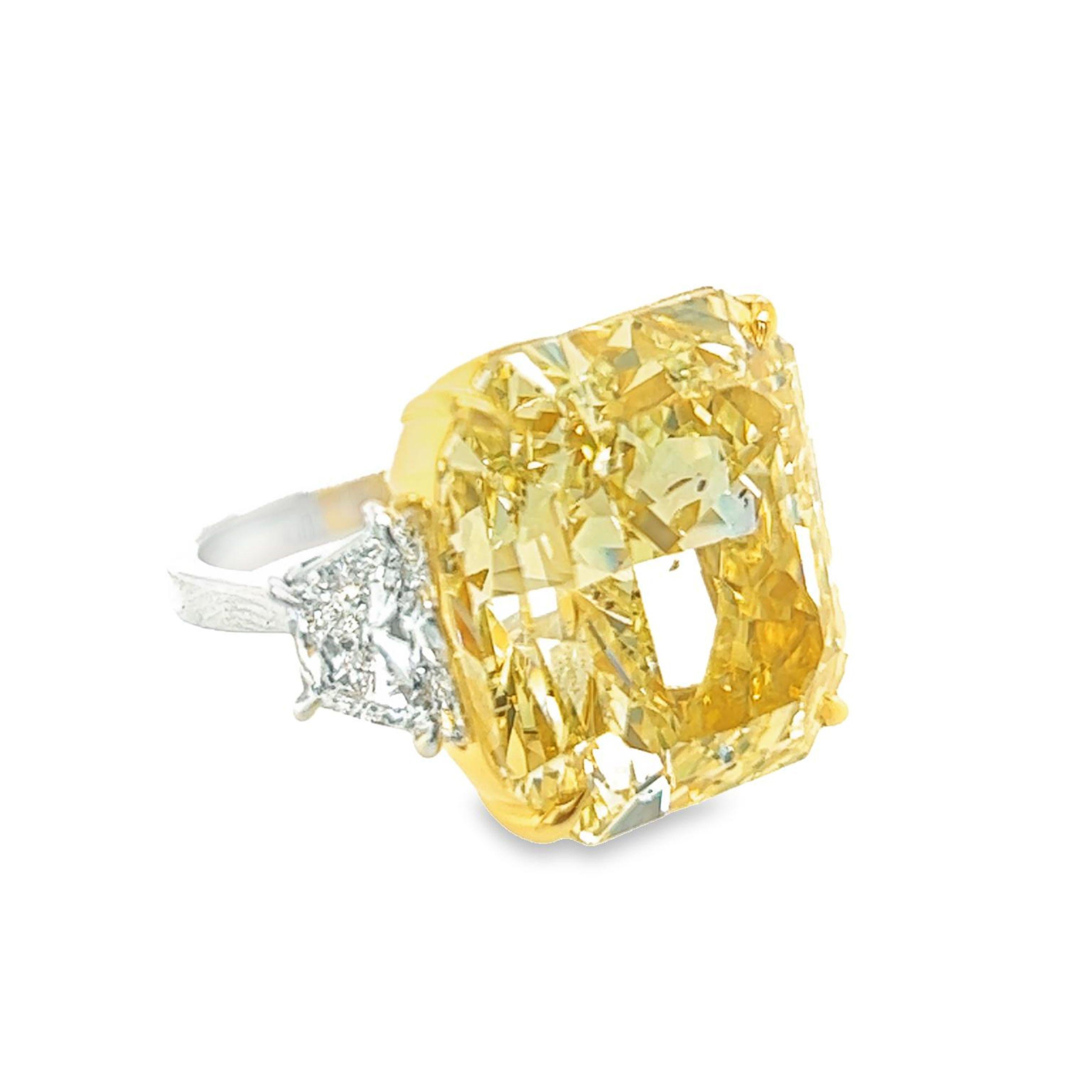 Verlobungsring mit 32,01 Karat strahlendem gelbem GIA-Diamant (Radiantschliff) im Angebot