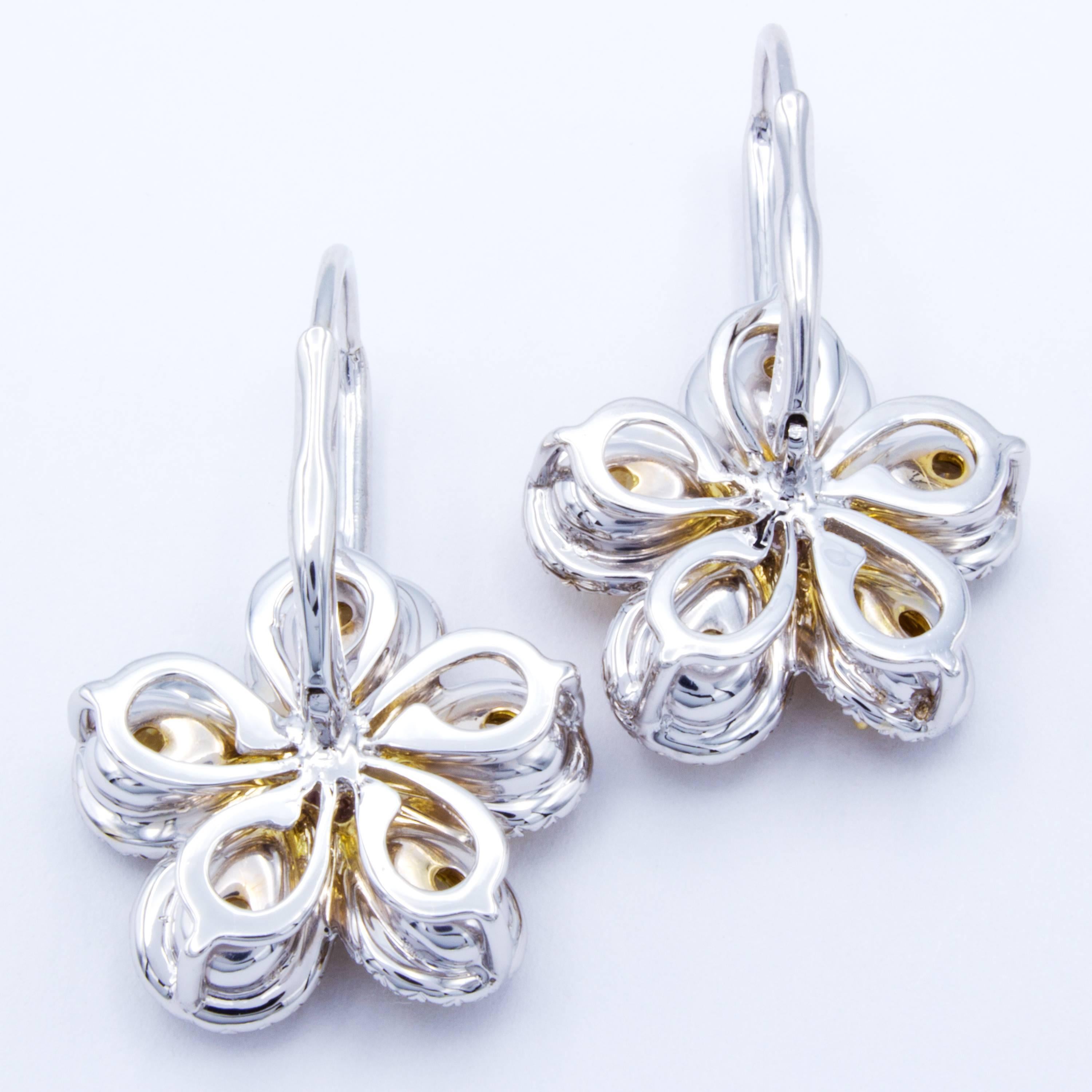 Moderne David Rosenberg Boucles d'oreilles diamant fleur de couleur fantaisie de 3,83 carats 18 Karat en vente