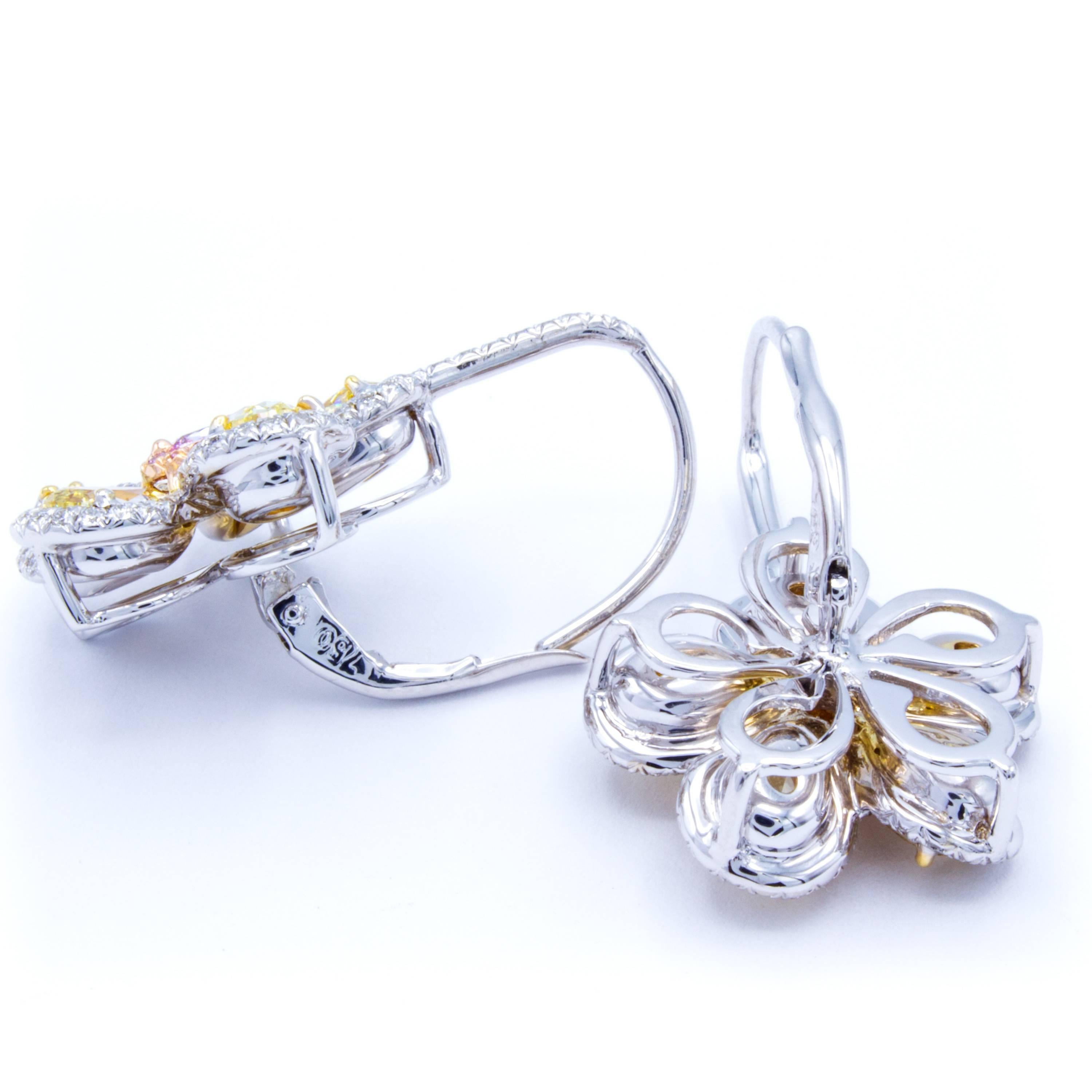 Taille poire David Rosenberg Boucles d'oreilles diamant fleur de couleur fantaisie de 3,83 carats 18 Karat en vente