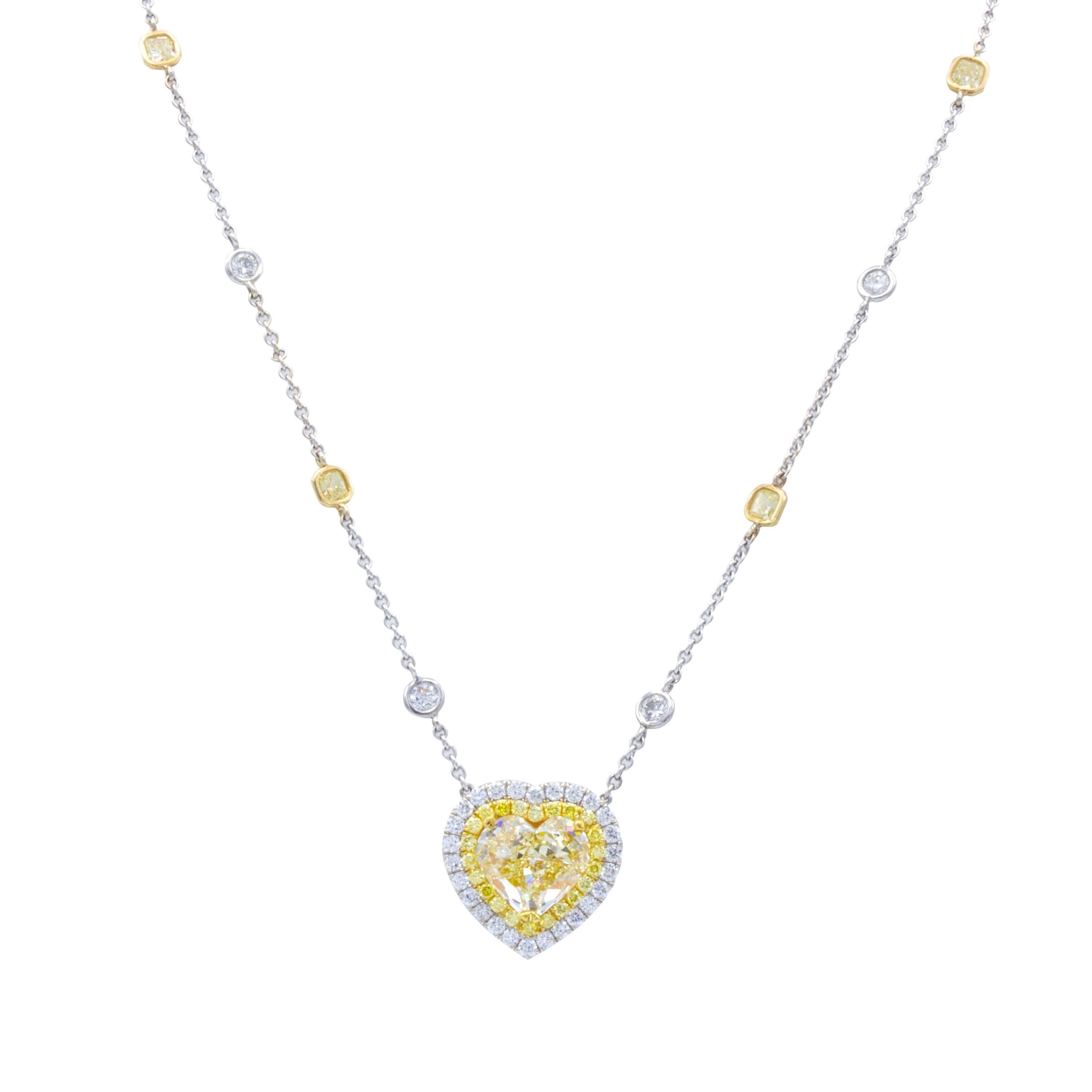 Un chef-d'œuvre sentimental de Rosenberg Diamonds & Co. Ce magnifique collier pendentif en diamant en forme de cœur brille avec un diamant naturel jaune clair de 3,97 carats certifié GIA au centre. Tout autour du pendentif, deux rangées de diamants