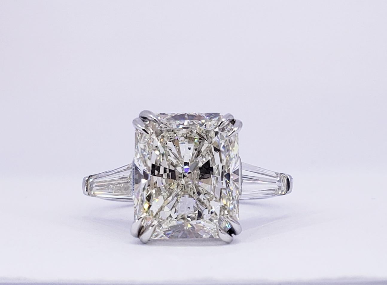 Rosenberg Diamanten 6::05 Karat Radiant Schliff J Farbe SI2 Klarheit wird von einem GIA-Zertifikat begleitet. Diese außergewöhnliche SI2 Radiant ist voll von Brillanz und es ist in einer handgefertigten Platin-Fassung mit perfekt abgestimmten Paar