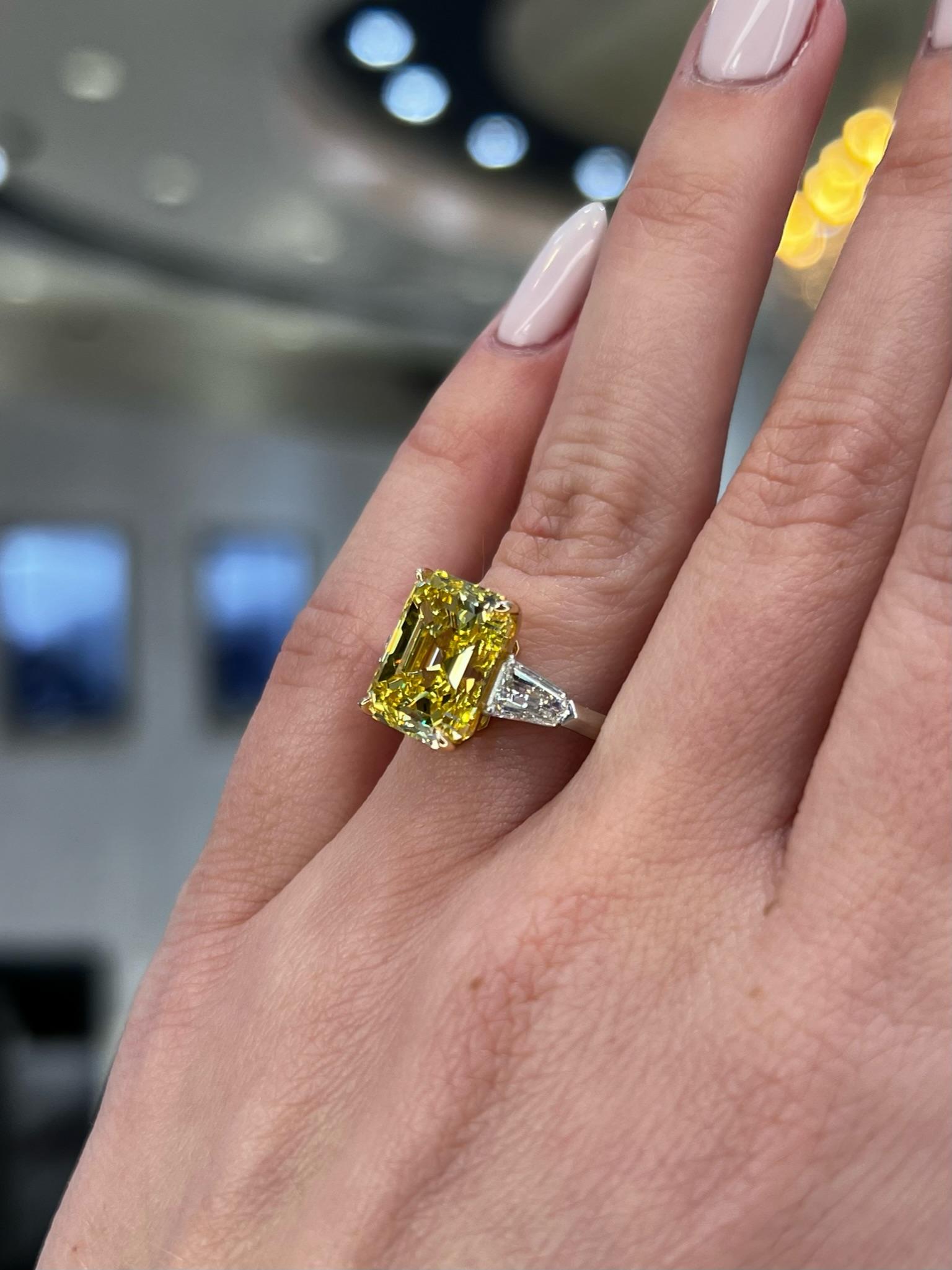 David Rosenberg 6.40ct Emerald Fancy Vivid Yellow GIA Diamond Engagement Ring For Sale 3
