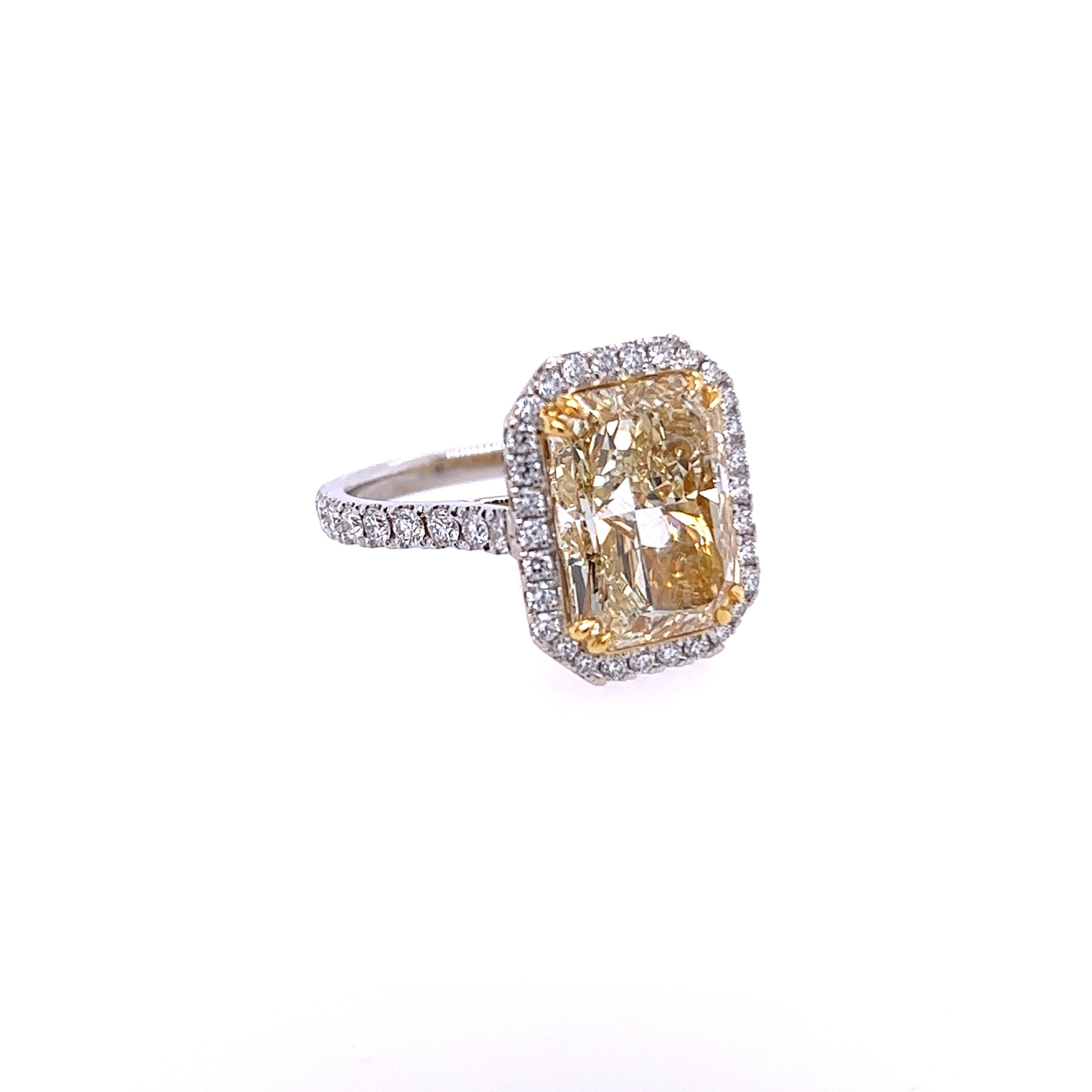 Verlobungsring mit 6,54 Karat strahlendem hellgelbem GIA-Diamant von Rosenberg (Radiantschliff) im Angebot